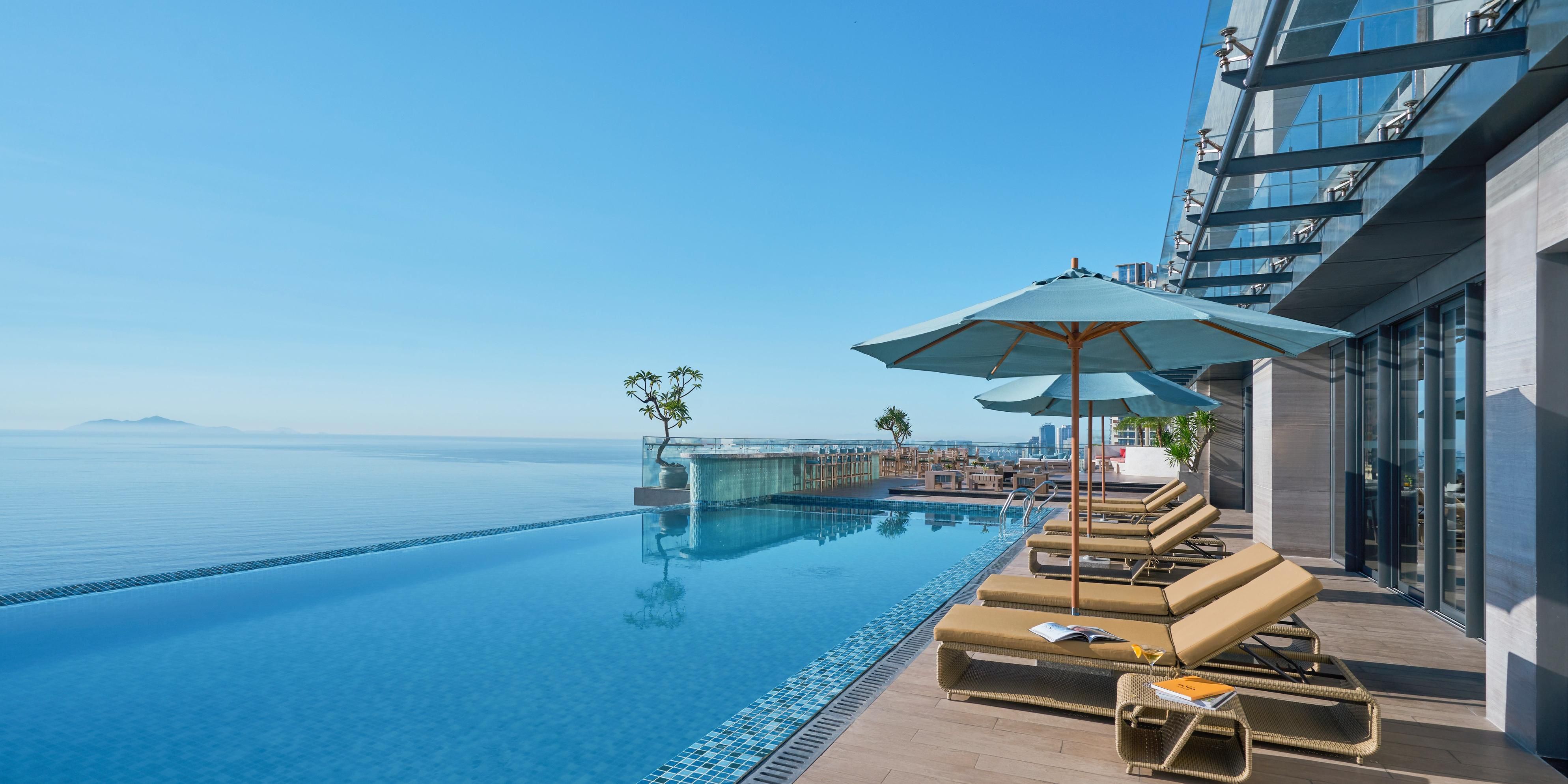 Take a dip in our rooftop pool on the 26th floor and soak up the view. The ultimate chill-out spot, it's the ideal place to unwind. Sip a beach-inspired cocktail and feel on top of the world.