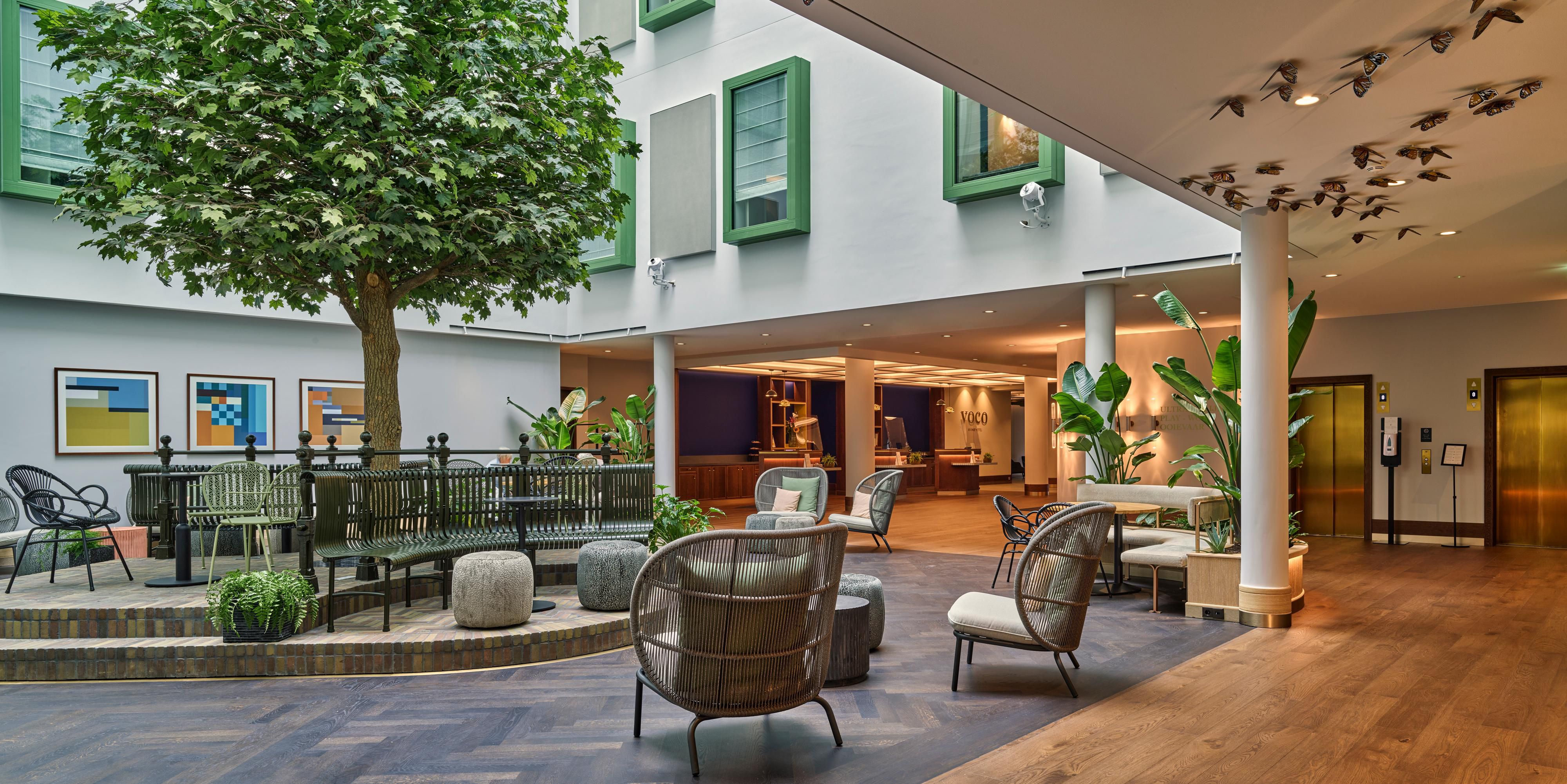 voco The Hague’s scenic courtyard offers the perfect setting for memorable ceremonies and celebrations, providing the ambiance of an outdoor event with the comfort and safety of an indoor space. The venue accommodates dining for up to 300 people, with adaptable settings that suit various atmospheres, rain or shine. 