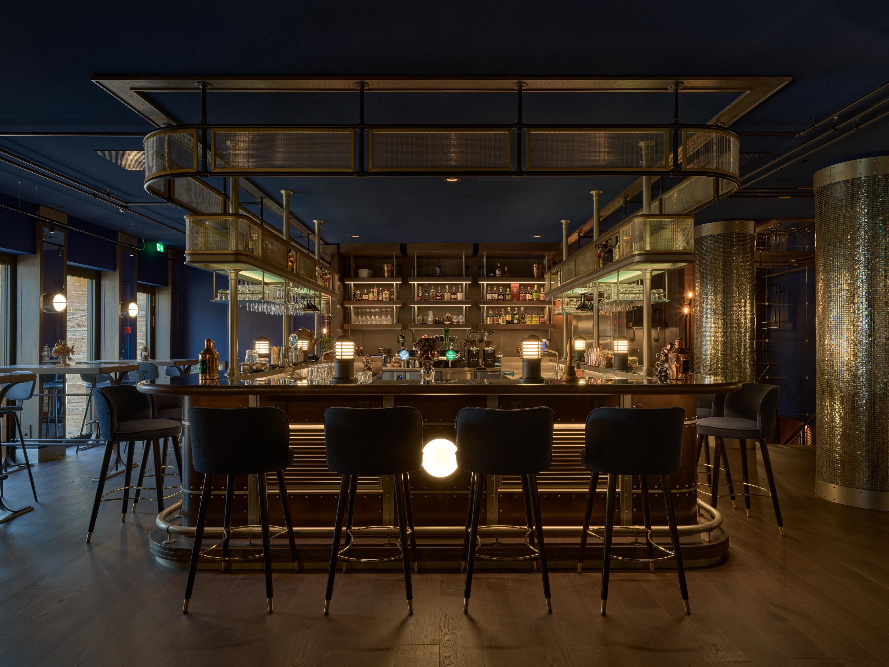 A fantasy Dutch gastropub from overseas. Discover drinks and snacks inspired by the Dutch Sea explorations, followed by a flavorful dinner menu. Come evening, you can access a spiral staircase from the street level to the below-ground level where hides a real size bank vault.