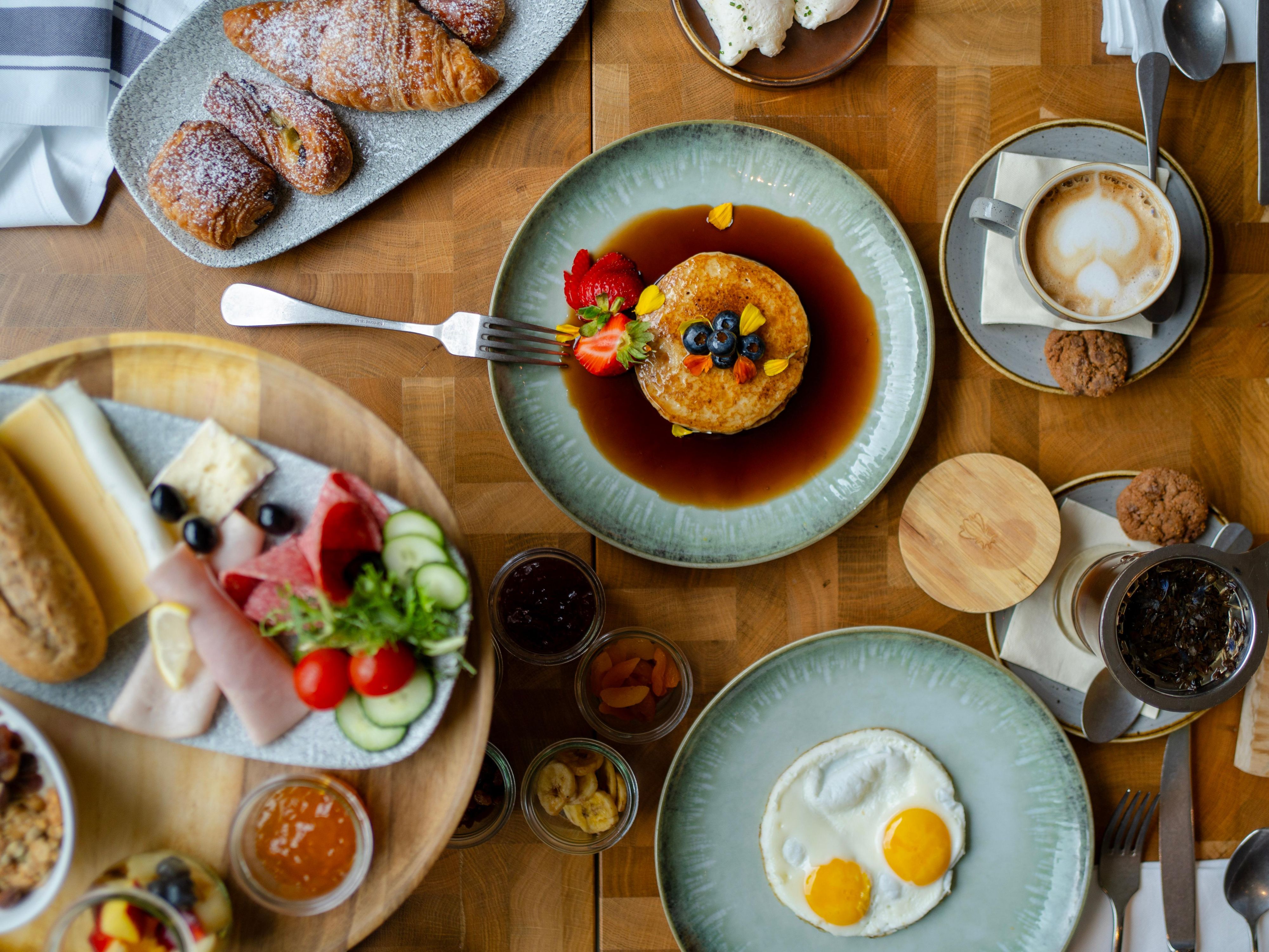 Delicie-se com a experiência gastronômica da fazenda para a mesa do Botanica, onde ingredientes de origem local dão vida aos autênticos sabores holandeses. Explore pratos sazonais que destacam a riqueza da produção regional, perfeitos para os amantes de comidas que buscam o verdadeiro sabor da Holanda.