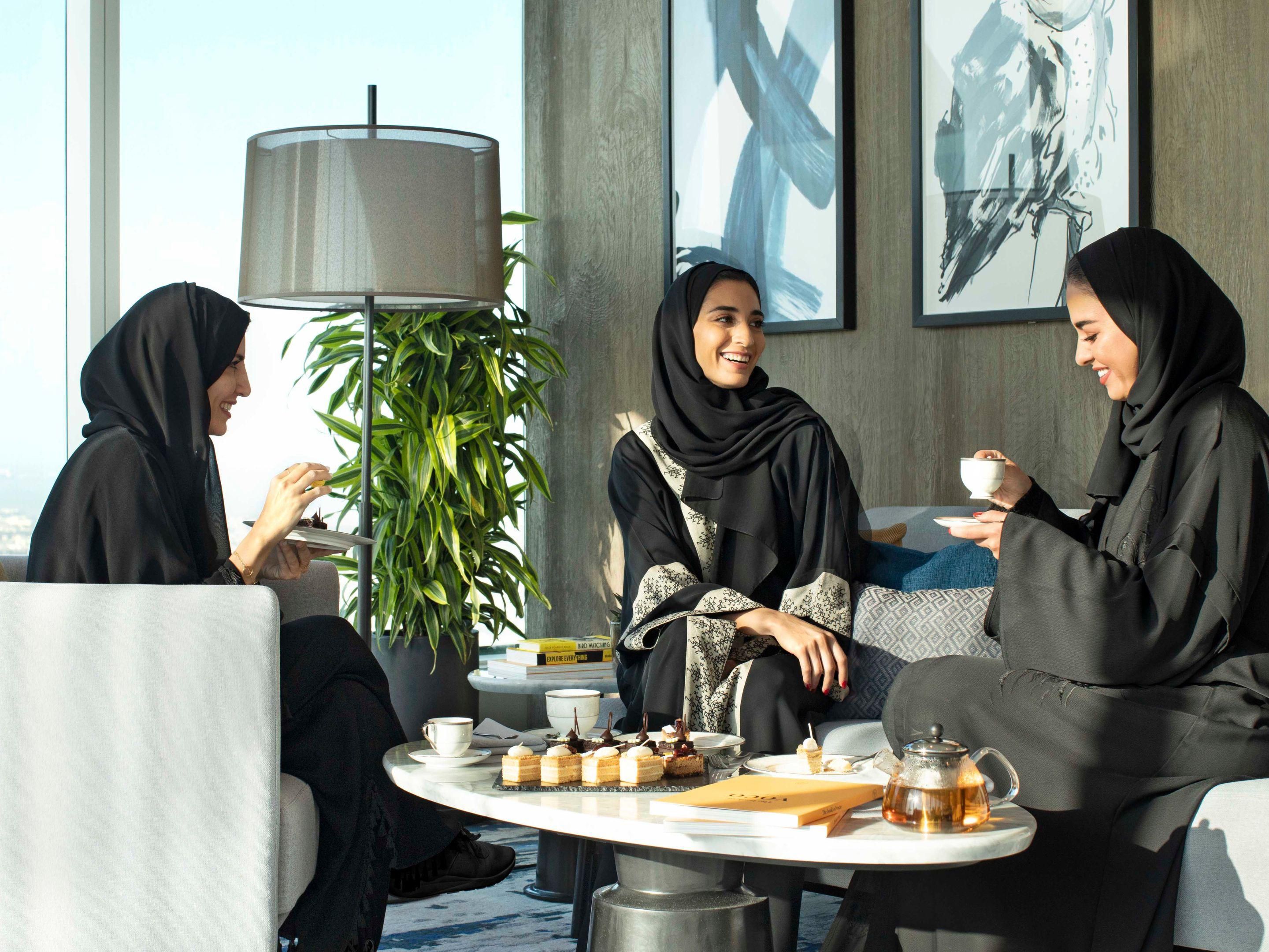 Offering an exclusive haven for both business and leisure travelers, the Club Lounge boasts spectacular views of Dubai. Access is reserved for guests staying in Club Rooms or Suites, providing privileges such as complimentary breakfast, beverages, and canapés.