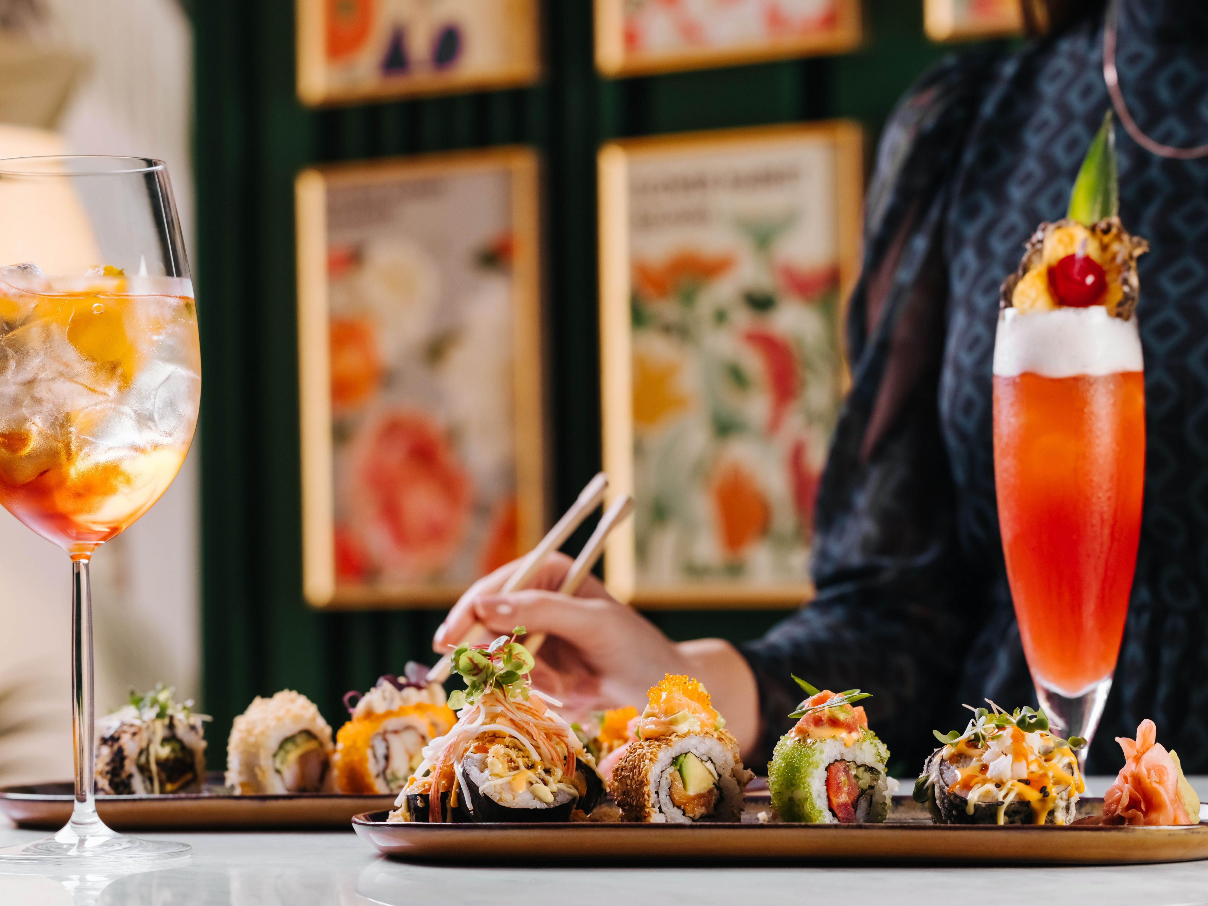 Disfruta de un buffet libre de sushi en Windows Bar & Lounge con música de DJ en vivo y vistas inmejorables desde el piso 49. Todos los lunes | 7 PM a 10 PM Los miembros de IHG One Rewards disfrutan de un 25-30% de descuento.