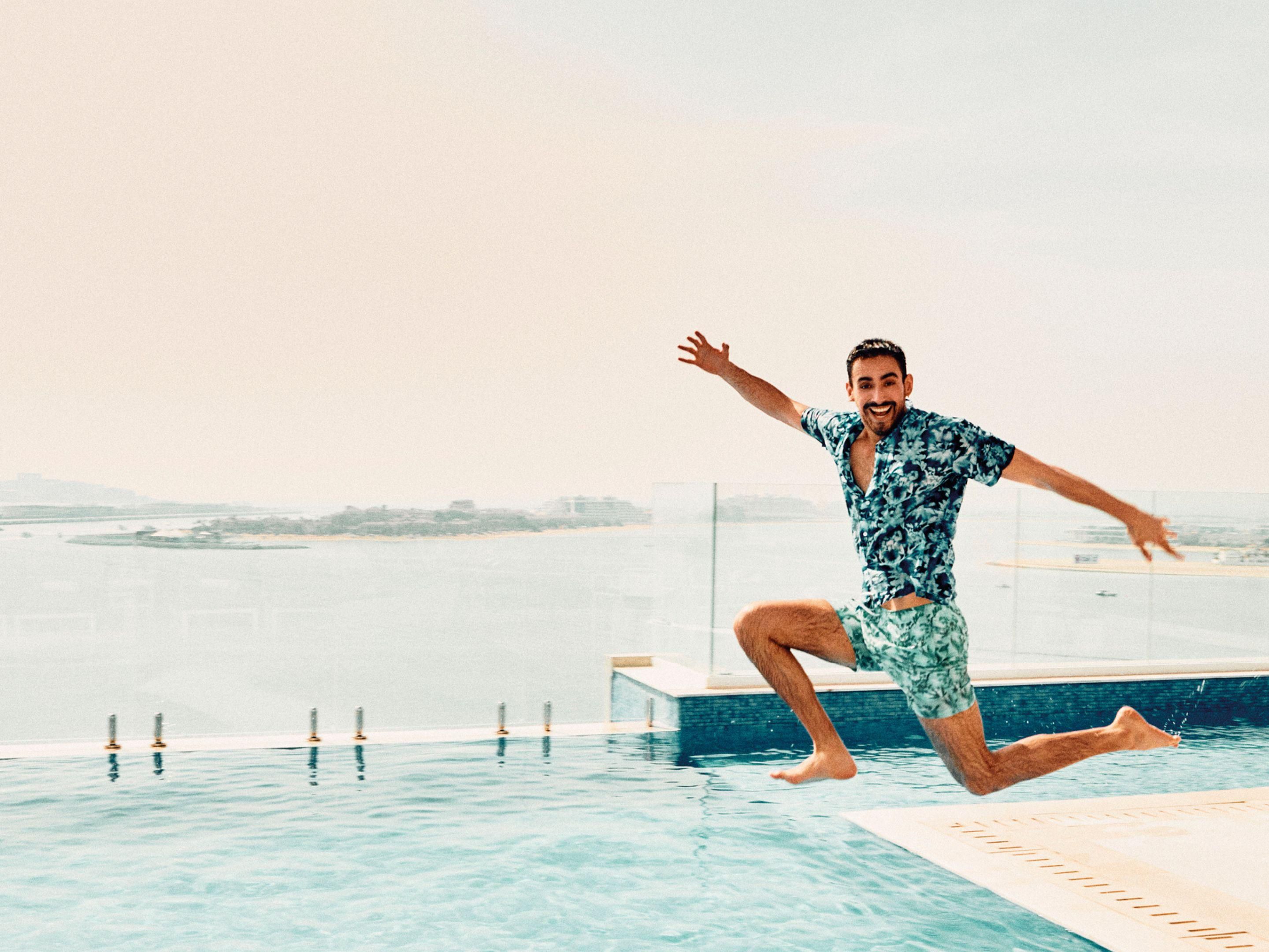 Genießen Sie den Sonnenuntergang an unserem Infinity-Pool auf dem Dach mit atemberaubendem Blick auf die Skyline von Dubai Marina Skyline, Ain Dubai und die Gewässer des Arabischen Golfs.