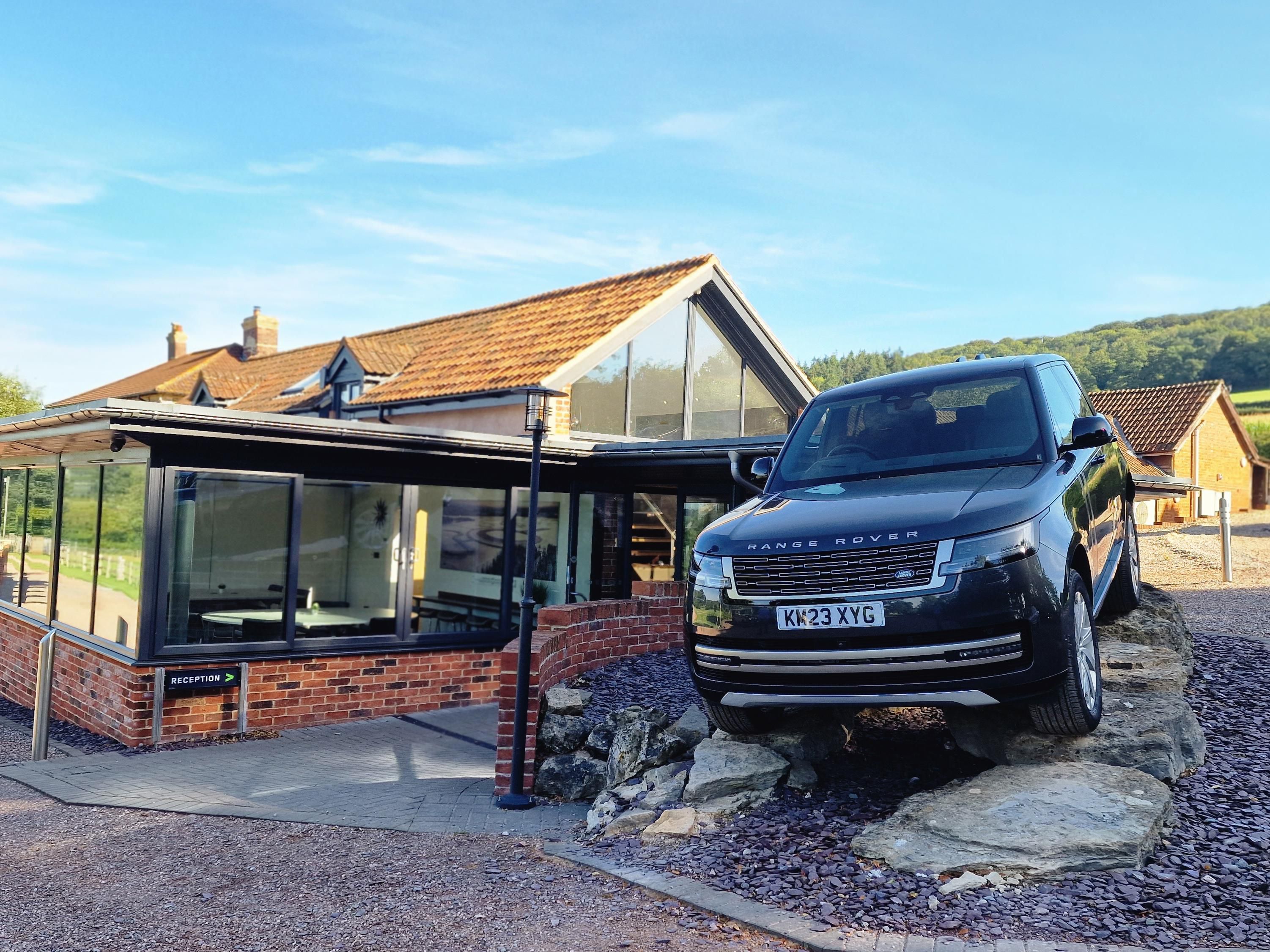 Land Rover Experience West Country có trụ sở ngay bên ngoài Honiton và tọa lạc trong một khu đất tư nhân rộng 135 mẫu Anh và có 35khóa học off-road. Trung tâm tổ chức các sự kiện cho các nhóm thuộc mọi quy mô. Lái xe Defender, Discovery hoặc Range Rover, tham gia các sự kiện xây dựng nhóm hoặc chỉ đơn giản là tận hưởng các phòng hội nghị và phòng họp. 