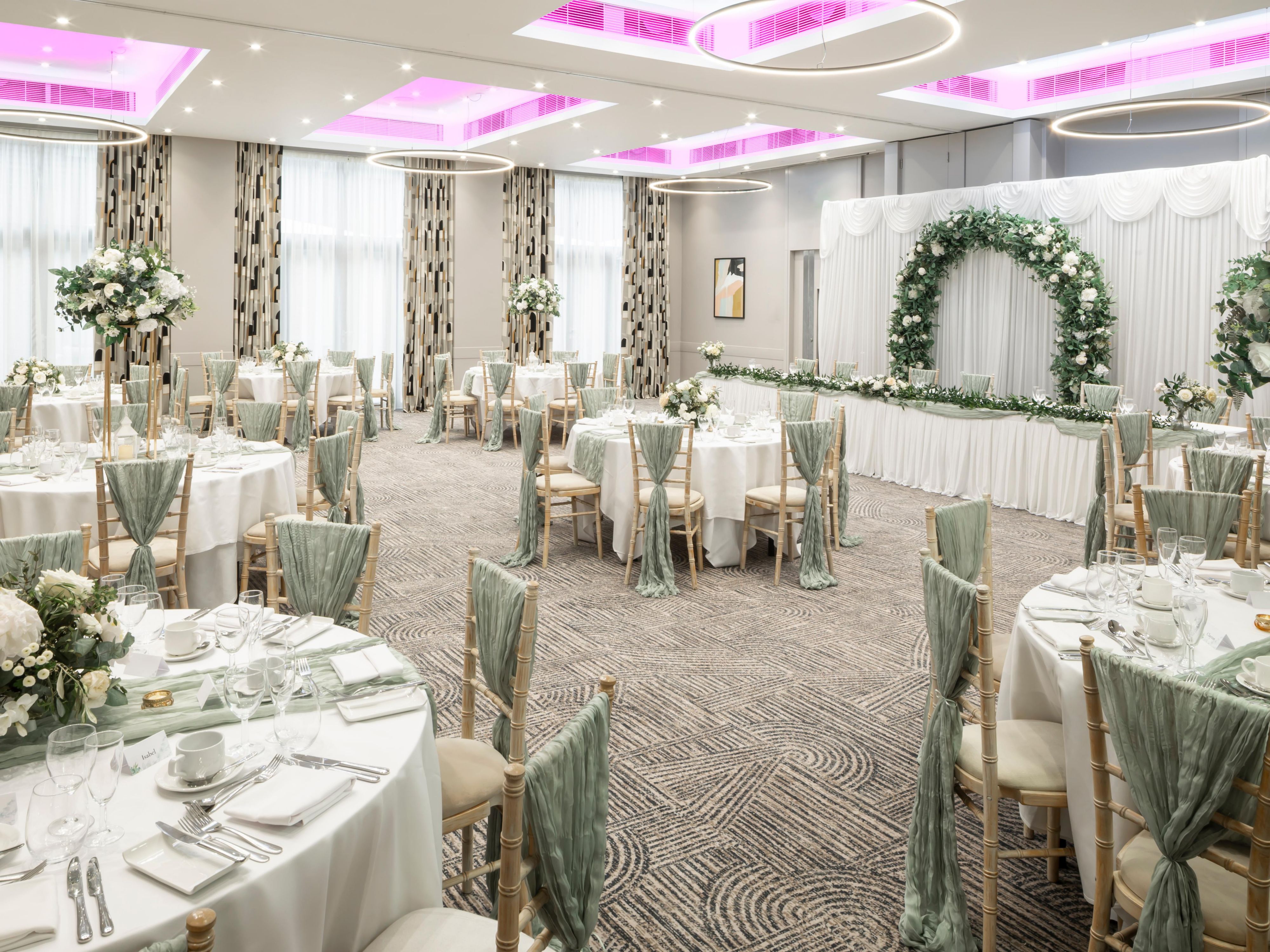 エレガントなセレモニーから楽しい華やかな披露宴まで、当ホテルでは、ウェディングのビジョンを実現するための素晴らしい空間、プロのコーディネーション、そして気が利いたディテールをご用意しております。すべての瞬間をストレスなくお祝いいただけます。