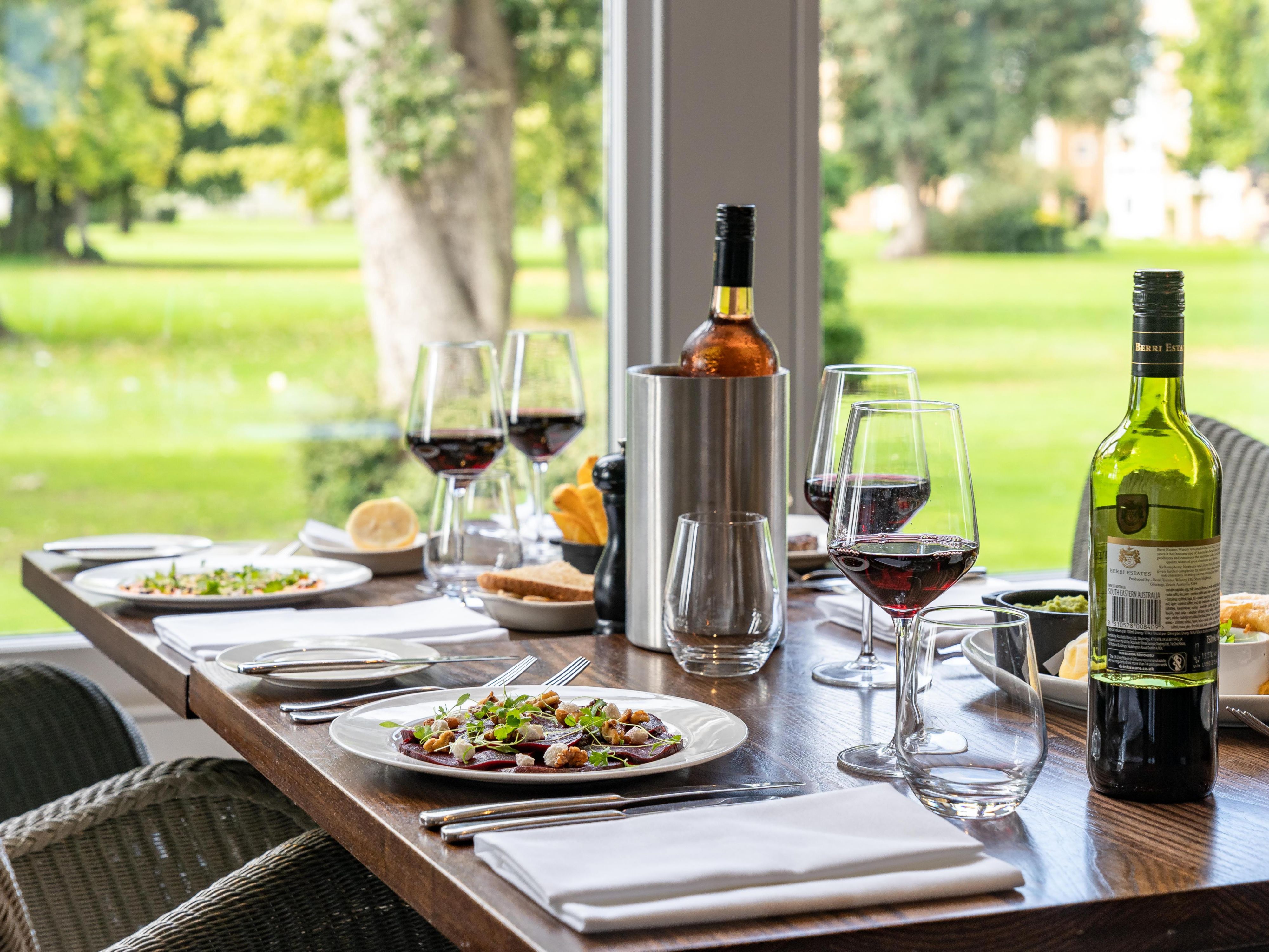 احتفل بعيد الحب في فوكو ذا كليفتون فولكستون. موقع مثالي للاستراحة المحببة على الساحل. استرخ برفقة من تحب وأنت تتذوق روائع ساحل كينت الجميل.