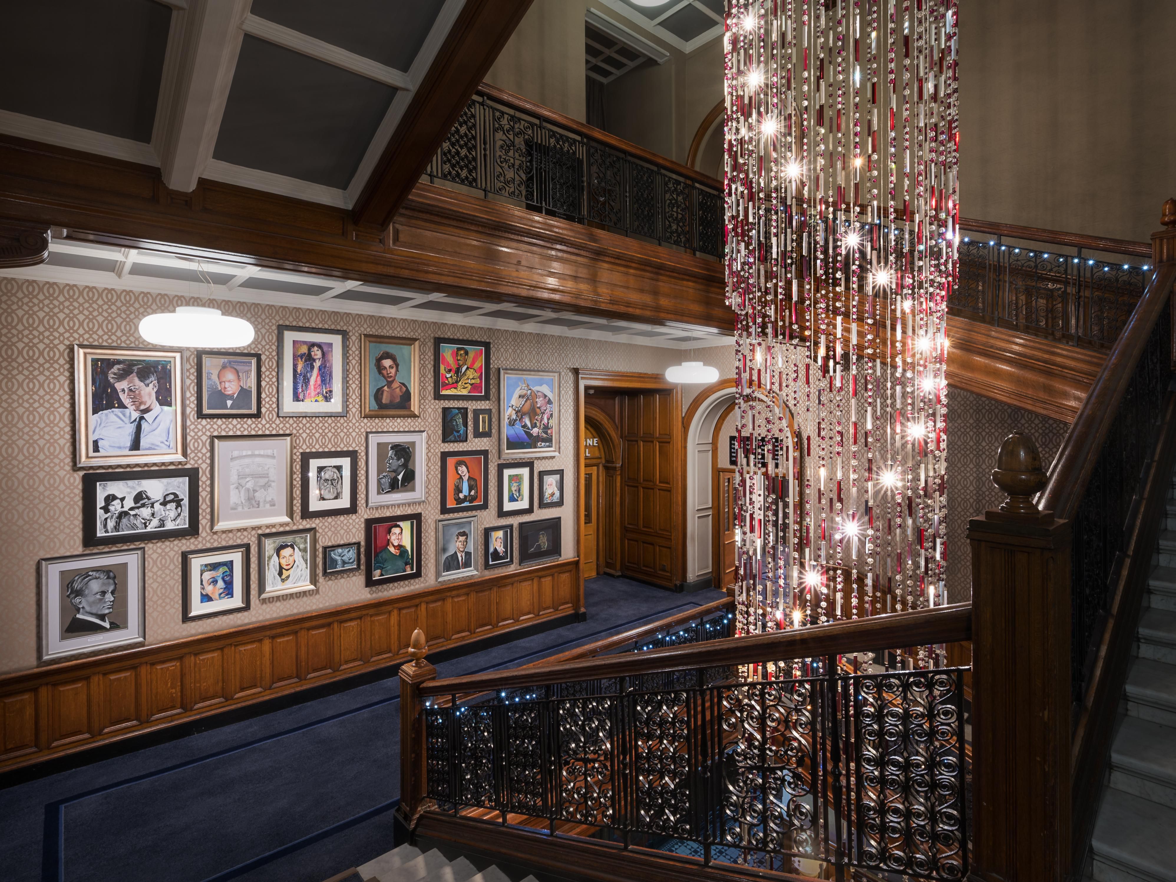 Explore a rica história do nosso hotel na impressionante "Parede da Fama", com 22 retratos de artistas escoceses. Essas obras retratam hóspedes lendários do hotel como JFK, Gene Kelly e Frank Sinatra. Dirija-se a Champagne Central para ver estes quartos impressionantes que capturam a essência dos nossos visitantes icônicos.