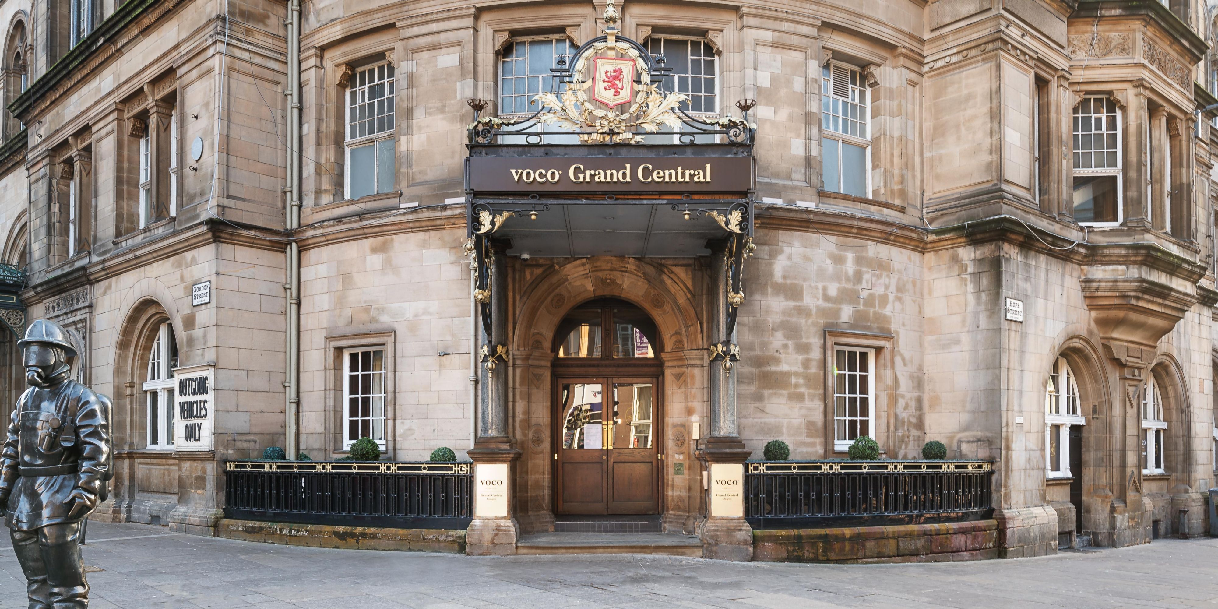 글래스고 중앙역(Glasgow Central Station) 바로 옆에 위치한 저희 호텔은 모험을 위한 관문입니다! 뷰캐넌 갤러리(Buchanan Galleries)를 산책하거나 머천트 시티(Merchant City)를 둘러보거나 리버사이드 박물관(Riverside Museum)을 방문해 보세요. 최고의 관광명소, 쇼핑 및 식사에 쉽게 접근 할 수 있습니다.