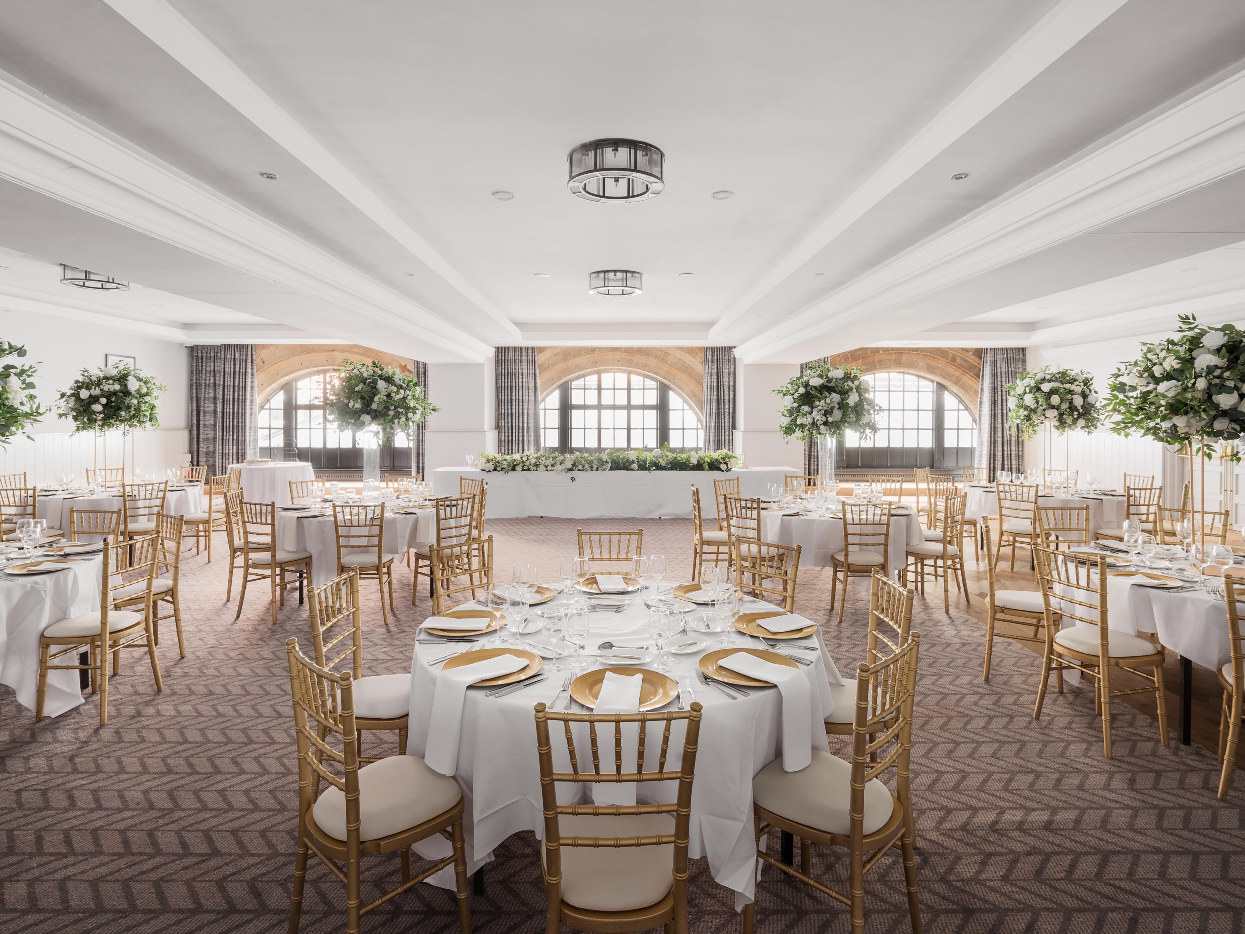 Verklaar uw liefde en breng uw huwelijksdromen tot leven in de grootsheid en onvergetelijke achtergrond van voco Grand Central Glasgow. Of u nu een intieme ceremonie in de Clyde & Queens voor ogen heeft of een once-in-a-lifetime spektakel in onze Grand Ballroom, laat Glasgow's hart het decor zijn voor uw liefdesverhaal. 