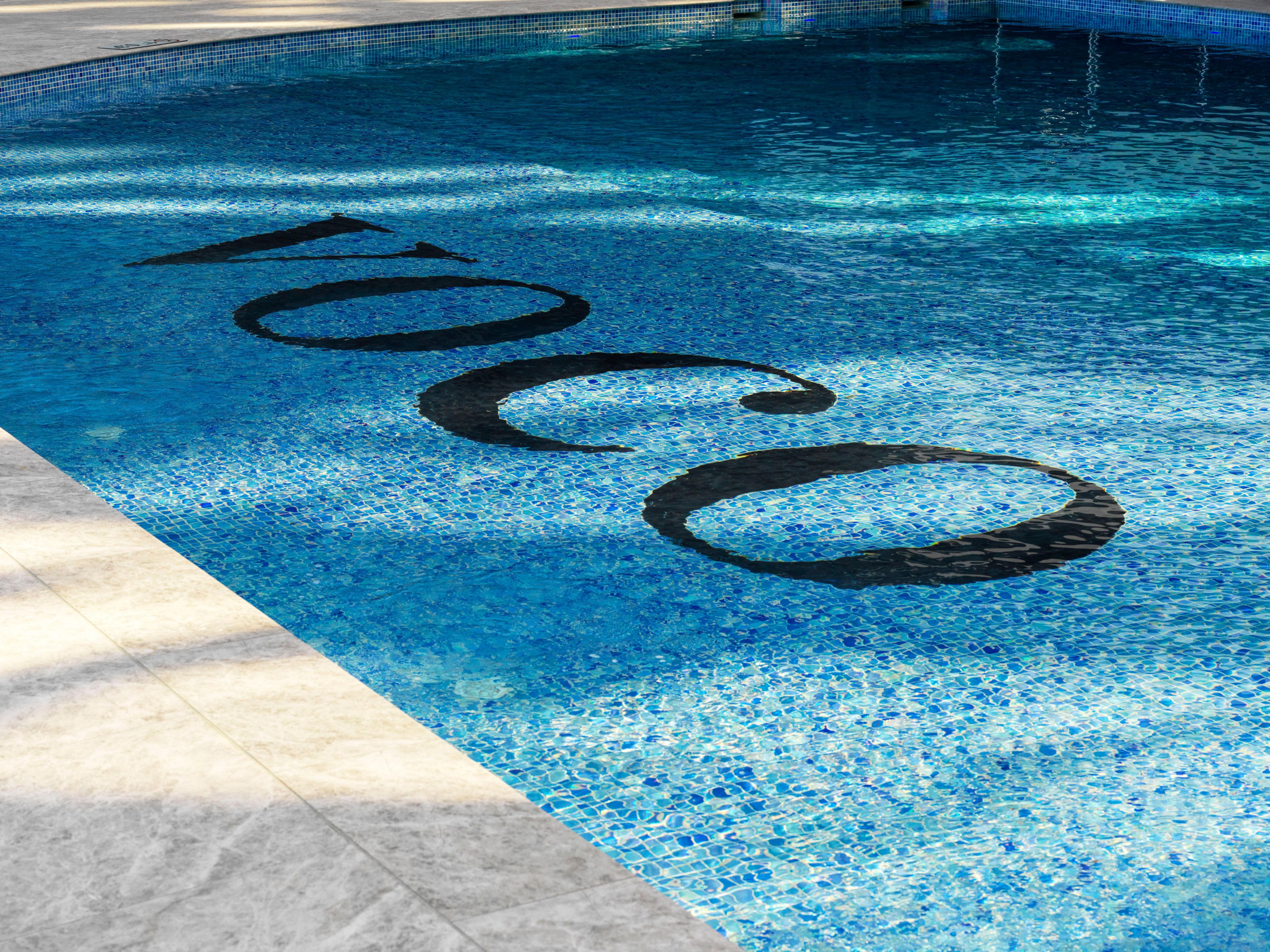 Berenanglah sepuasnya di kolam renang hotel kami.