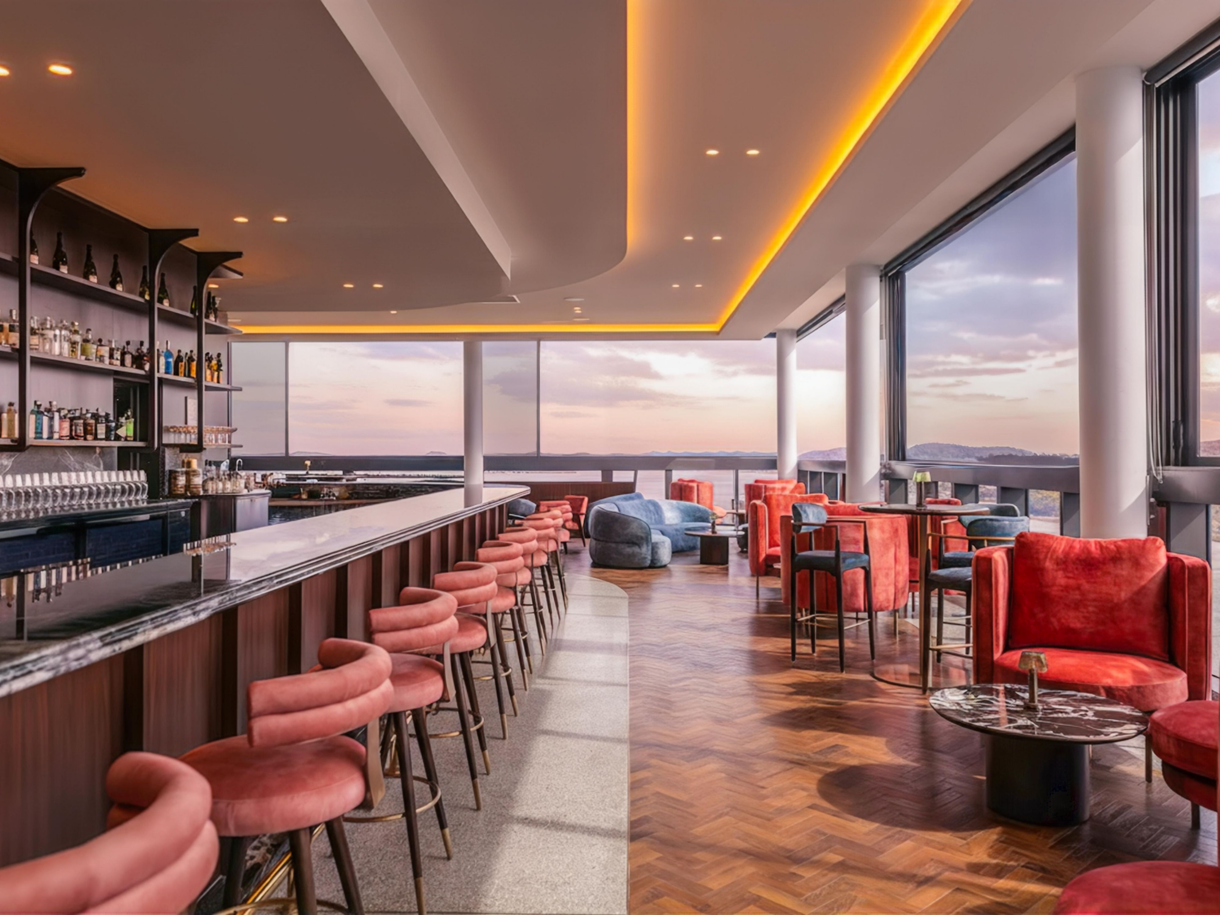 Bertengger 28 lantai di atas The Archibald Precinct, Astra menawarkan pelarian yang elegan dengan pemandangan cakrawala yang menakjubkan. Harapkan gaya yang ramping, cita rasa yang terinspirasi dari Jepang, dan koktail yang rasanya sama lezatnya dengan pemandangannya.