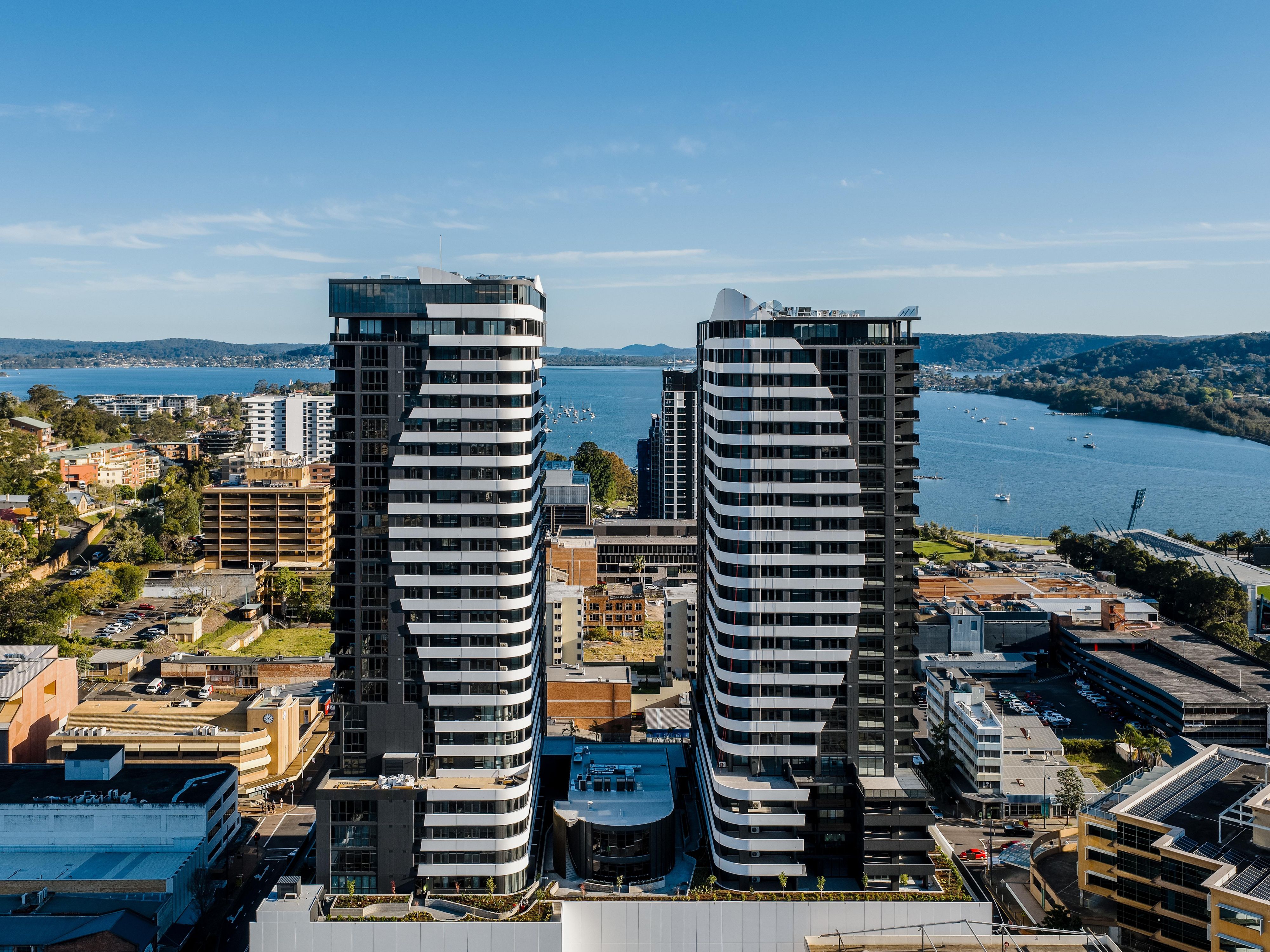 Eksterior hotel yang menakjubkan menghadap tepi laut Gosford