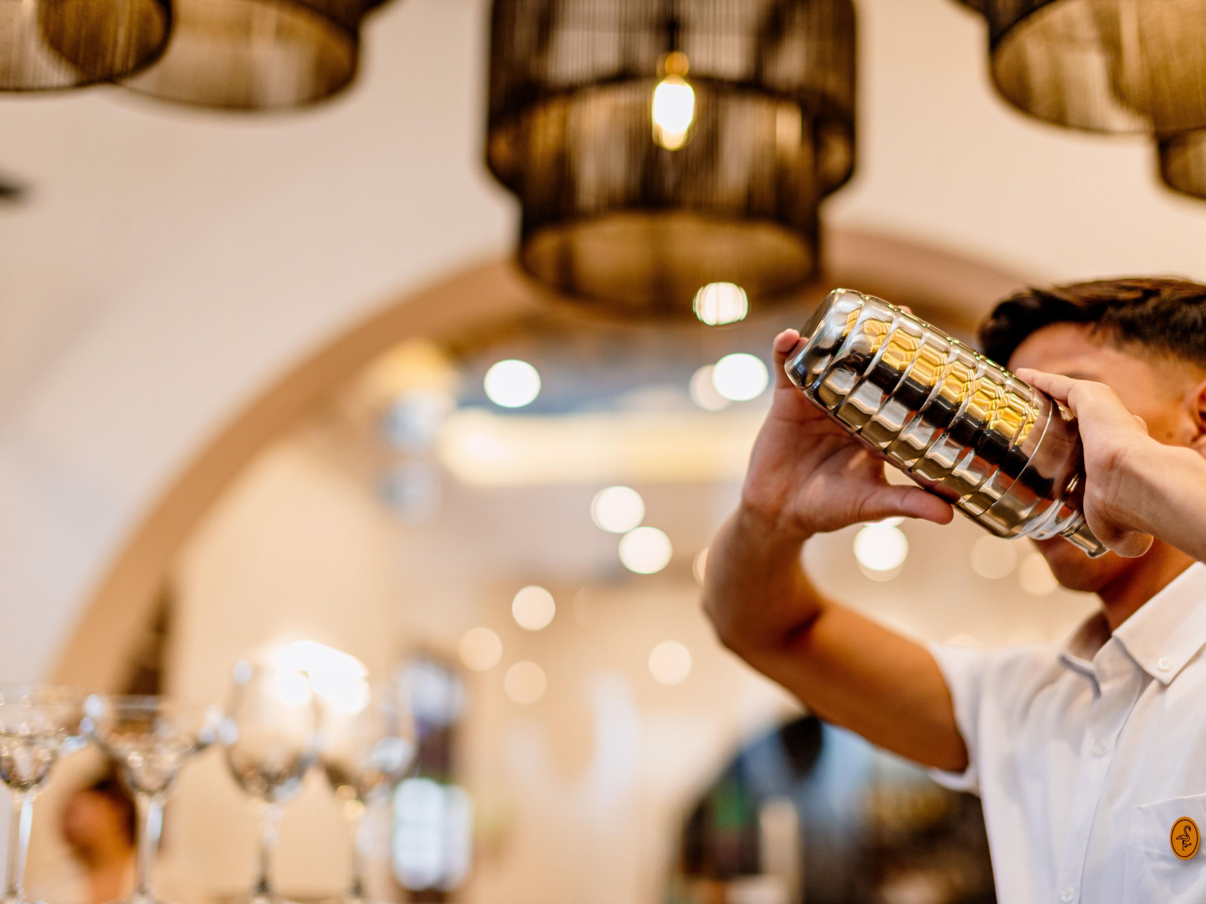 El Bar es un bar animado en centro de la ciudad. Este concepto, de bar dentro y fuera, combina el encanto y el carácter de la aquitectcura colonial local con la sofisticación y la calidad de un restaurante exclusivo, donde podras tomar unos ricos coteles y conversar con tus amigos
