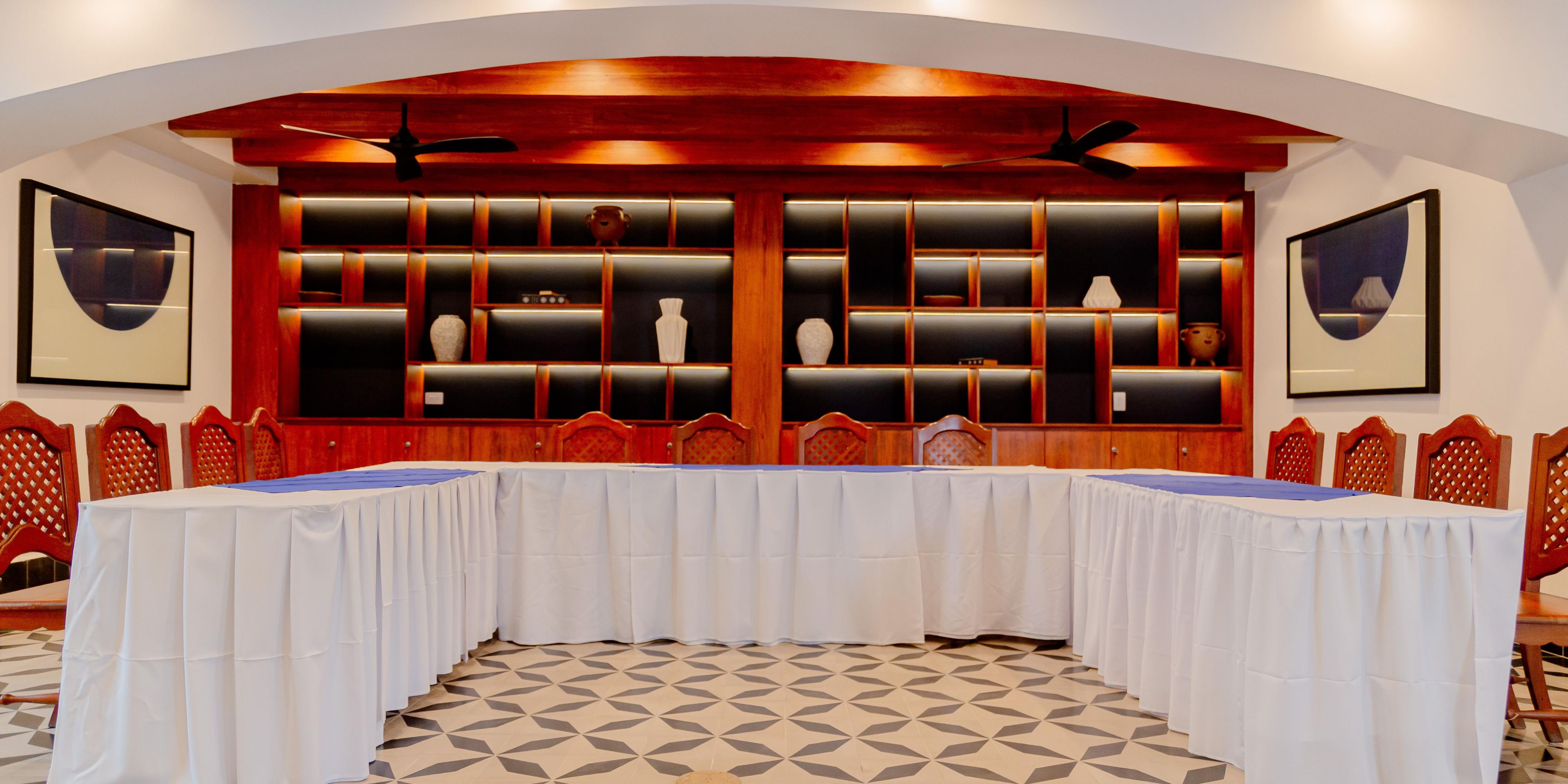 Our spaces are designed for corporate events with high technology to ensure that your team can exploit their creativity and share with their colleagues. Remember to quote your meetings with our sales department and ensure an excellent day of teamwork.