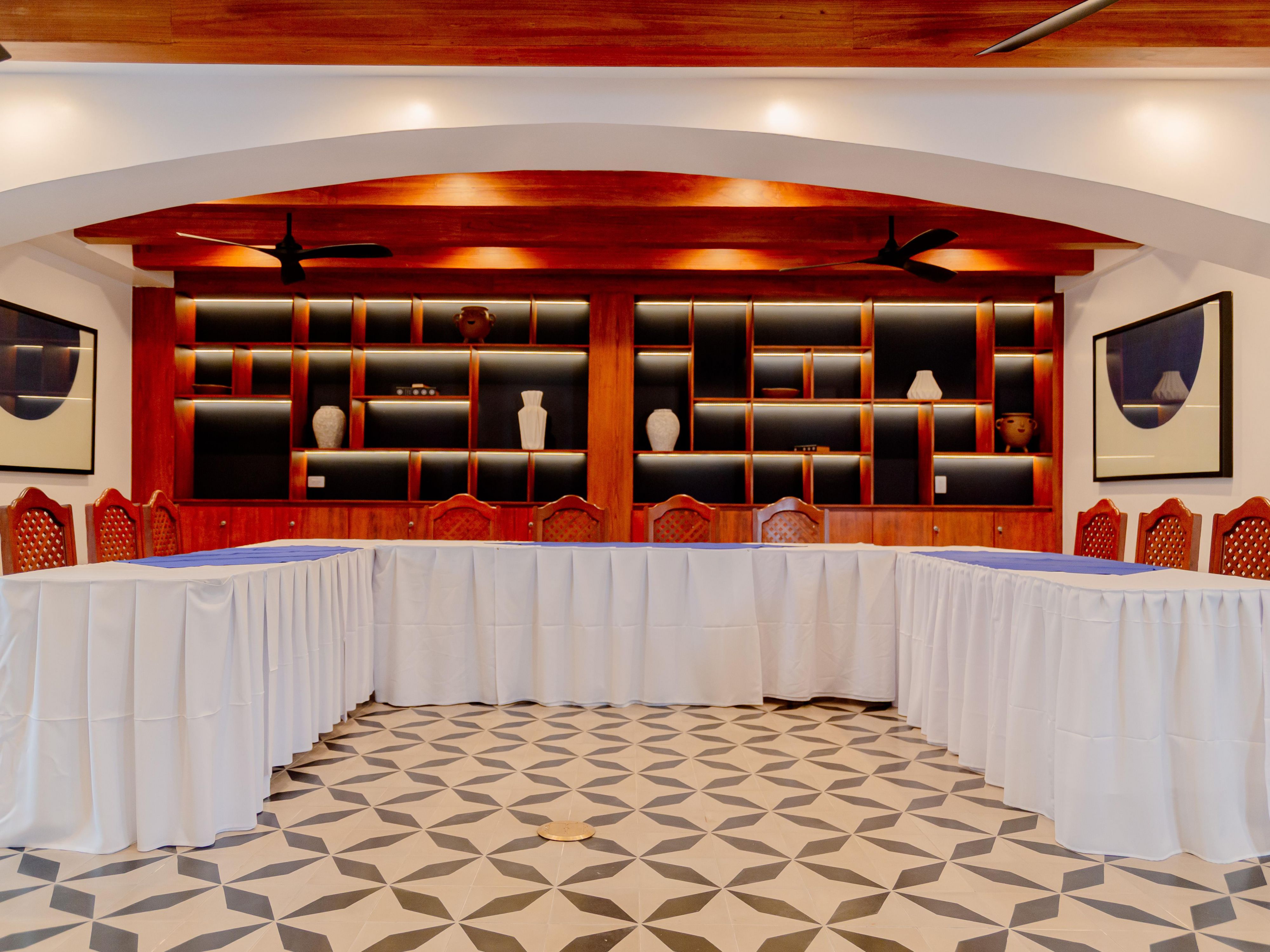 Nuestros espacios estan diseñados para eventos corporativos con alta tecnologia para garantizar que tu equipo de trabajo explote su creatividad y comparta con sus compañeros. Recuerda cotizar con nuestro departamento de ventas tus reuniones y asegurar asi un excelente dia de trabajo en equipo.
