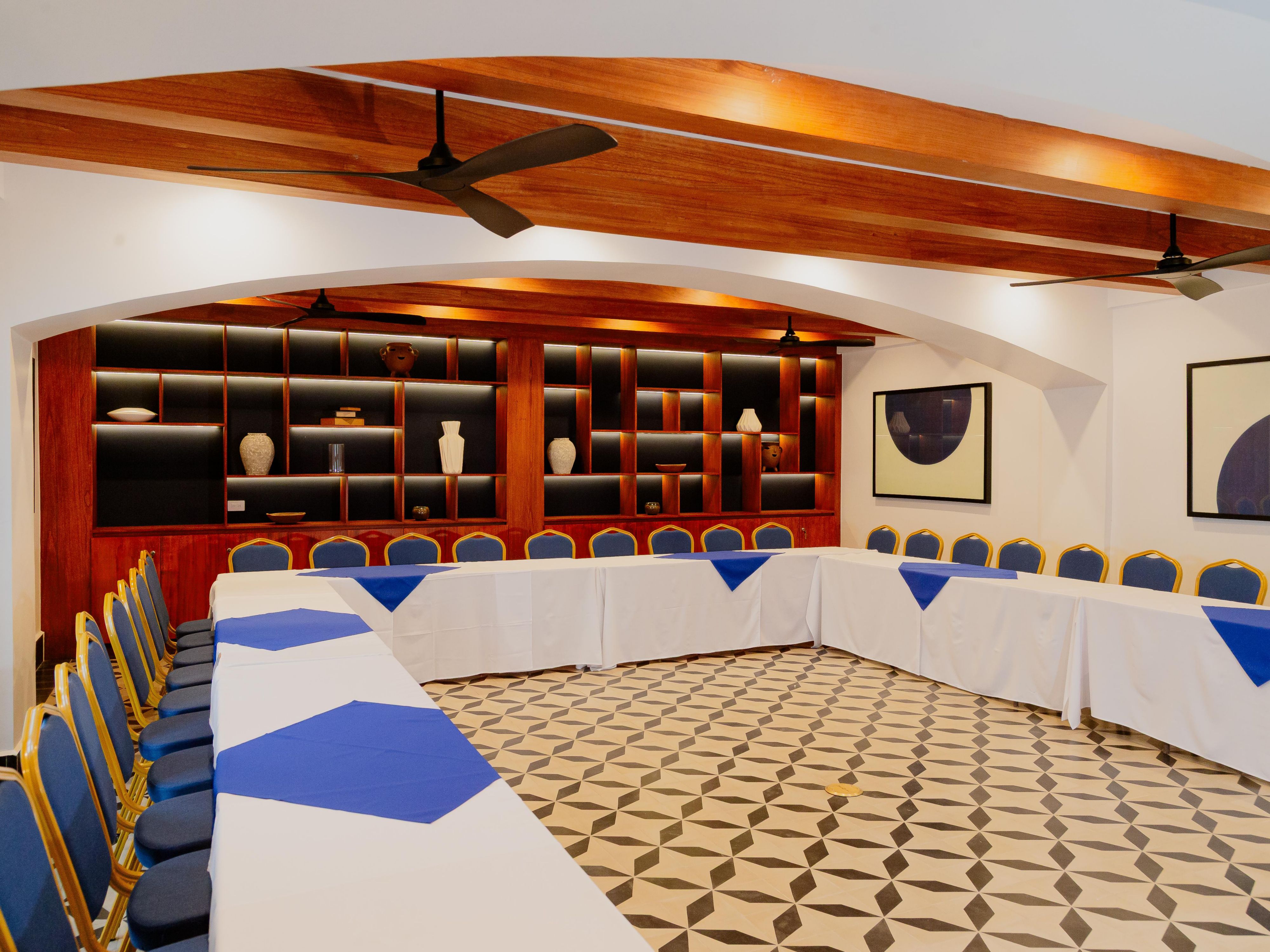 Our spaces are designed for corporate events with high technology to ensure that your team can exploit their creativity and share with their colleagues. Remember to quote your meetings with our sales department and ensure an excellent day of teamwork.