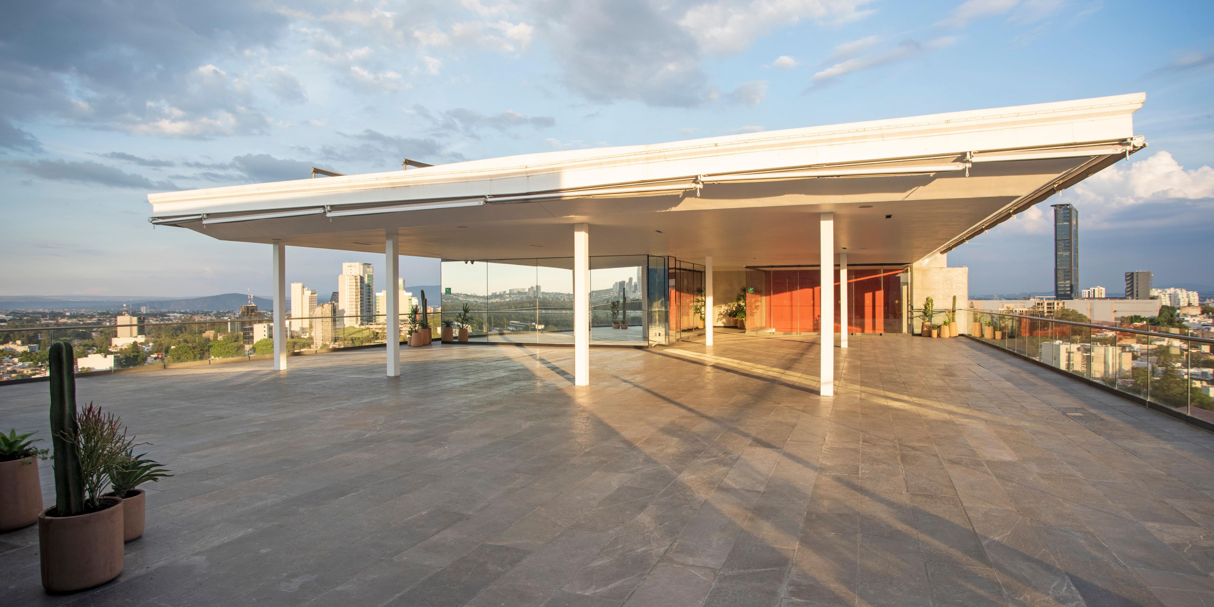 Experience breathtaking views of Guadalajara and Zapopan between the 7th and 12th floors. Our elevated accommodation offers panoramic vistas that capture the essence of these vibrant Mexican cities. Our 12th floor rooftop terrace provides an unparalleled setting for events against the backdrop of Guadalajara's skyline.