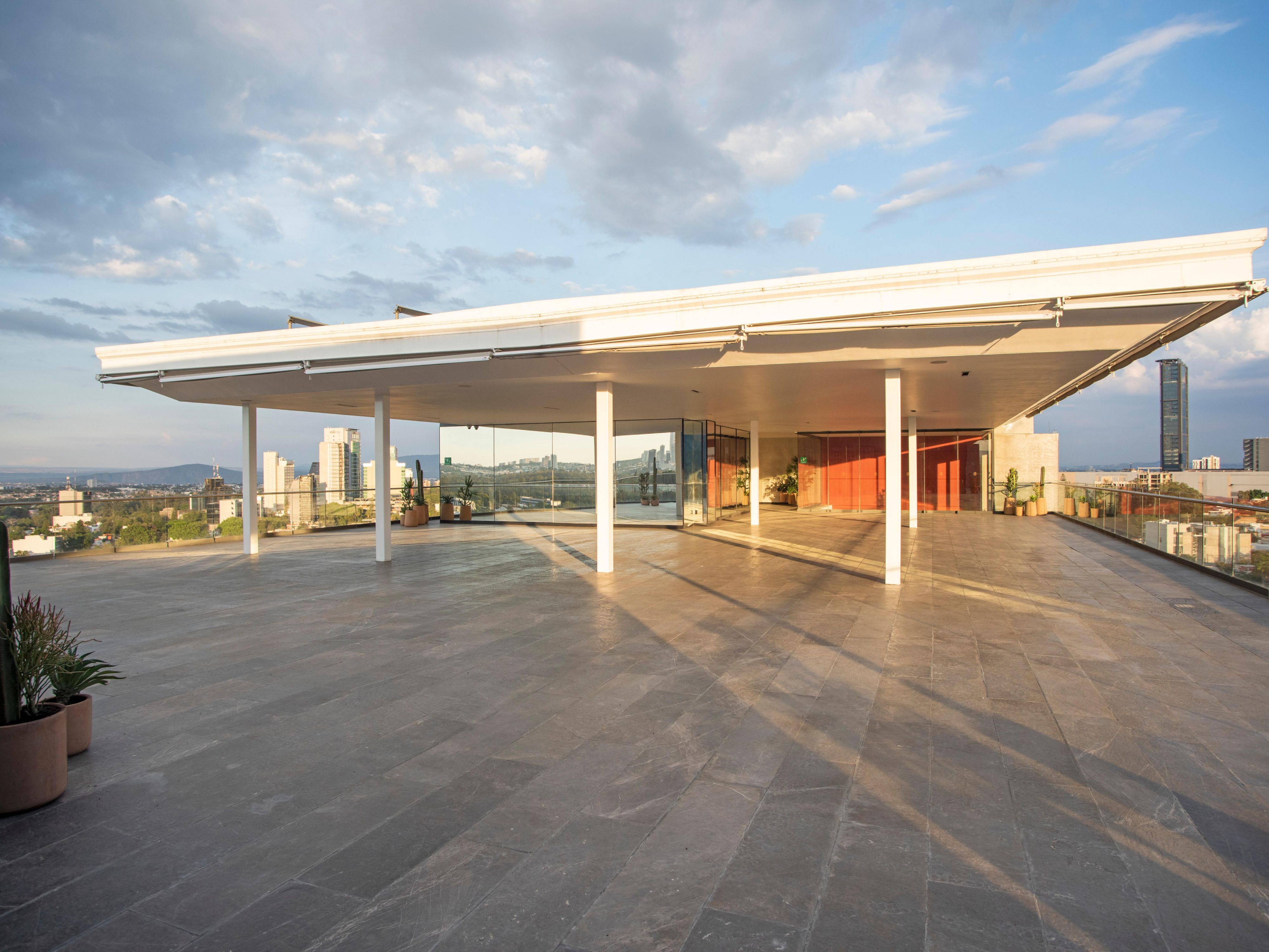 Experience breathtaking views of Guadalajara and Zapopan between the 7th and 12th floors. Our elevated accommodation offers panoramic vistas that capture the essence of these vibrant Mexican cities. Our 12th floor rooftop terrace provides an unparalleled setting for events against the backdrop of Guadalajara's skyline.