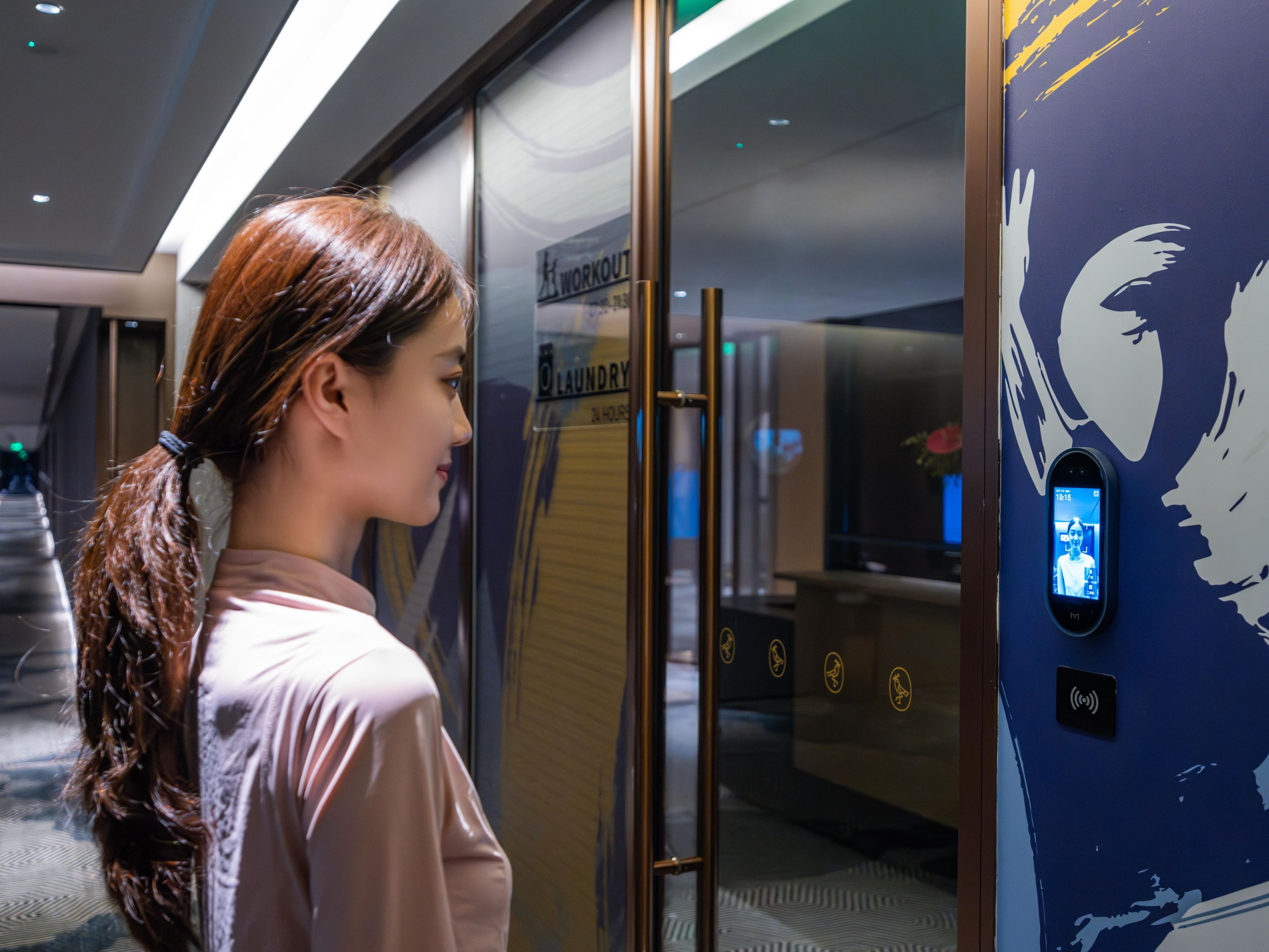 Intelligent check-in, face opening, Tmall genie, robot delivery of the whole process of intelligent services combined with the whole house voice control system to achieve personalized hotel convenient services