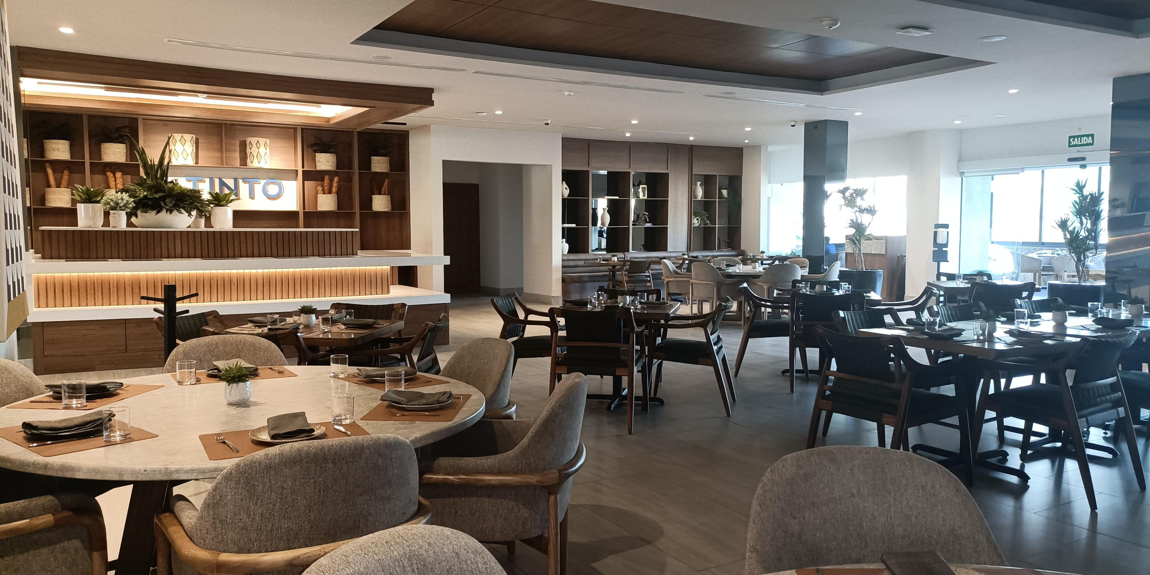 Restaurantes y bares Deleite su paladar con nuestros platillos mexicanos o cocina internacional en el restaurante del hotel mientras disfruta de la hermosa vista al jardín. También contamos con nuestro restaurante de clase mundial La Tinto la mejor cocina fusión de Sonora.