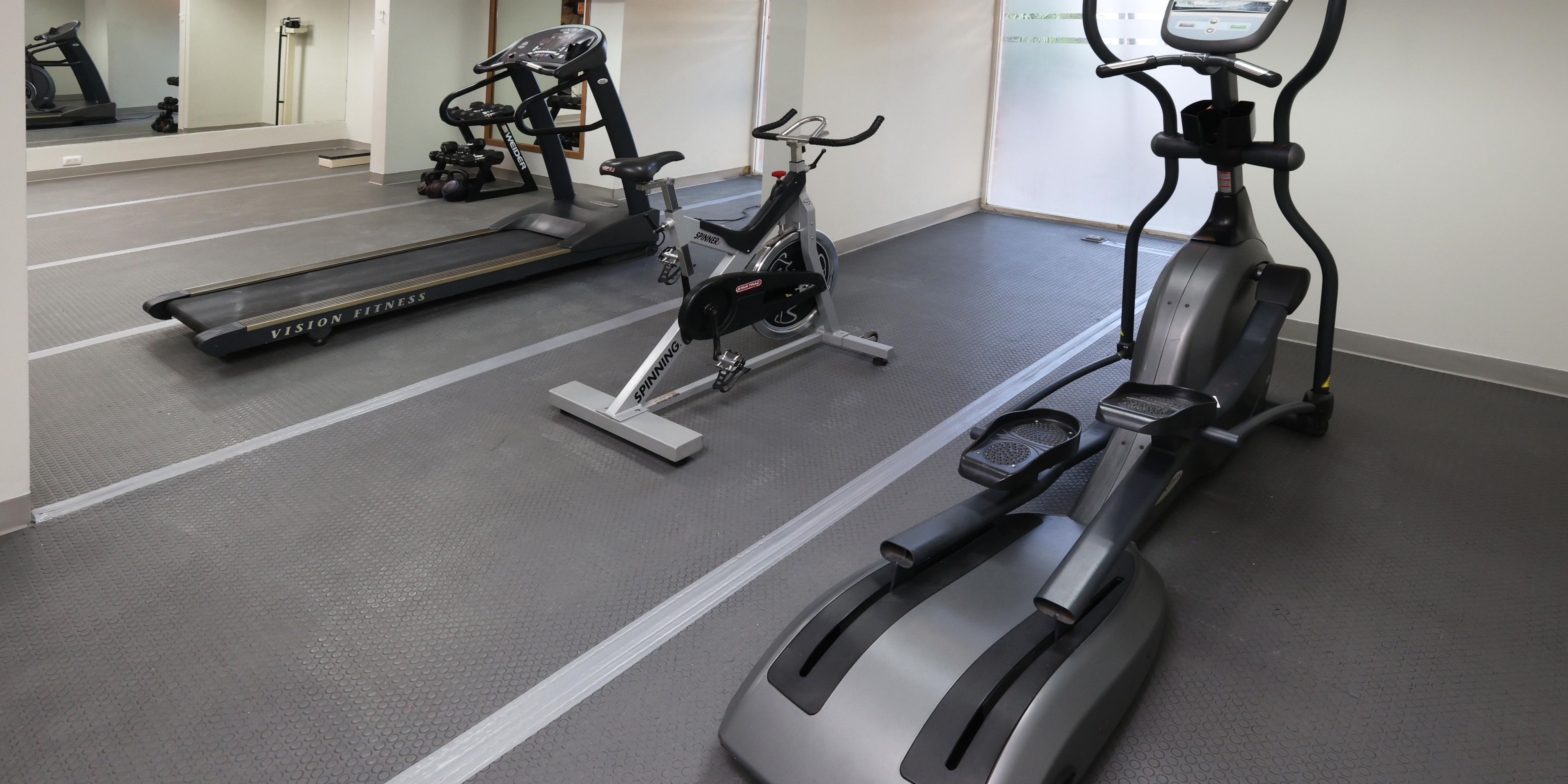Gimnasio disponible con equipo de cardio y pesas