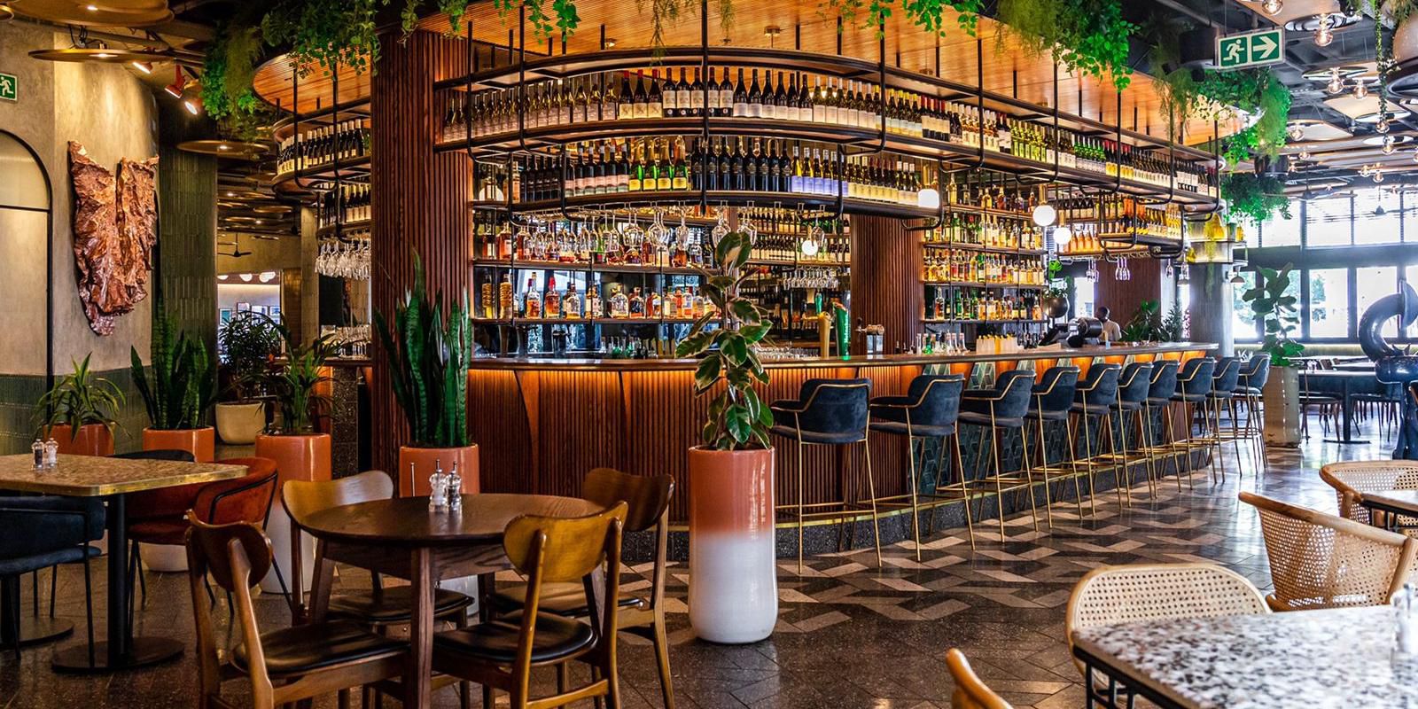 Welcome to Proud Mary, nestled in the heart of Rosebank’s foodie district and on the ground floor of voco. A modern mid-century inspired all-day eatery and wine bar to suit every taste. Be transported back to an era of luxurious mid-century dining spaces with a contemporary spin and an extensive cocktail and wine cellar. 