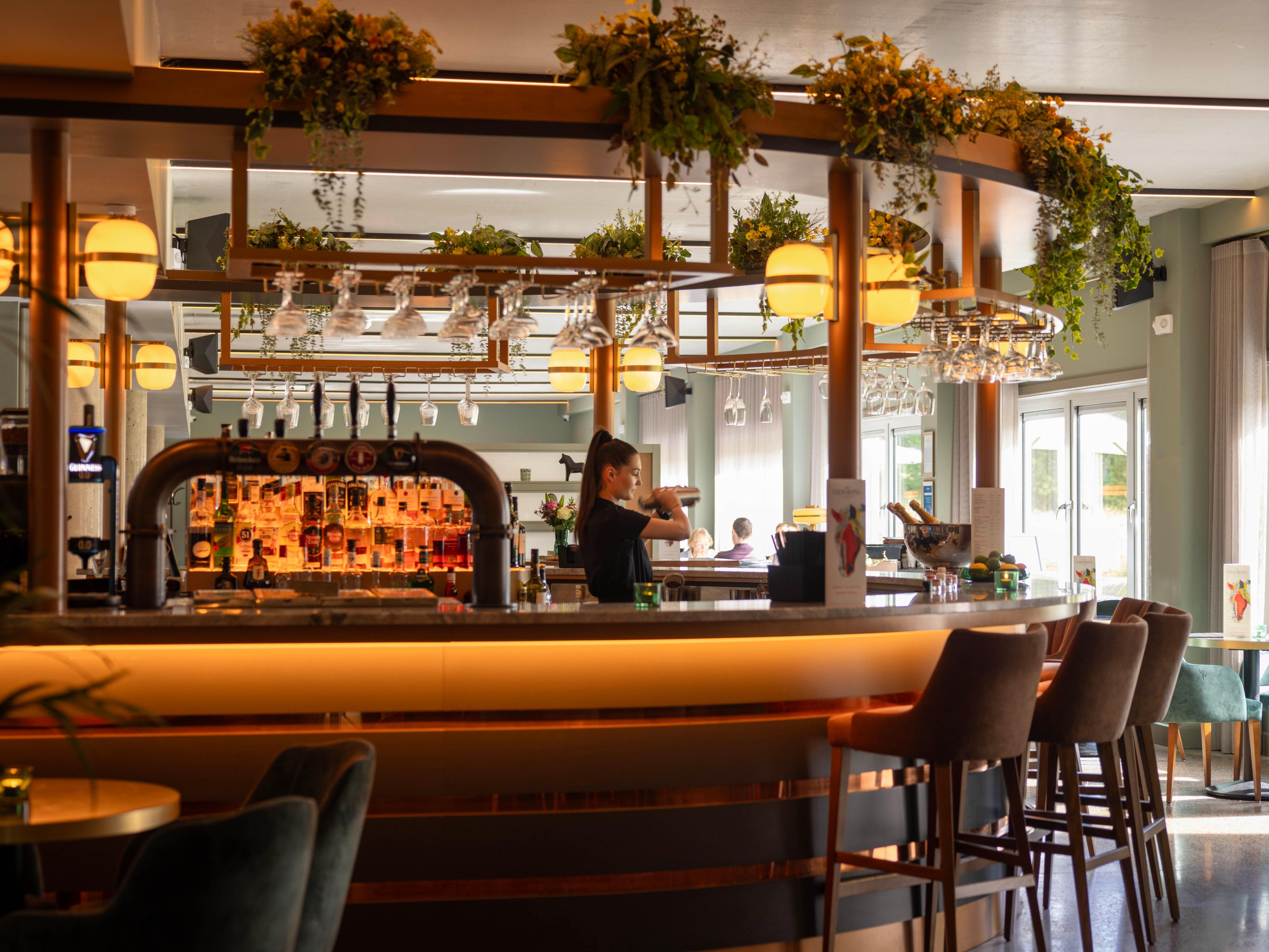 午後5時と午後7時の間にクラブバーで無料の軽食をお楽しみください