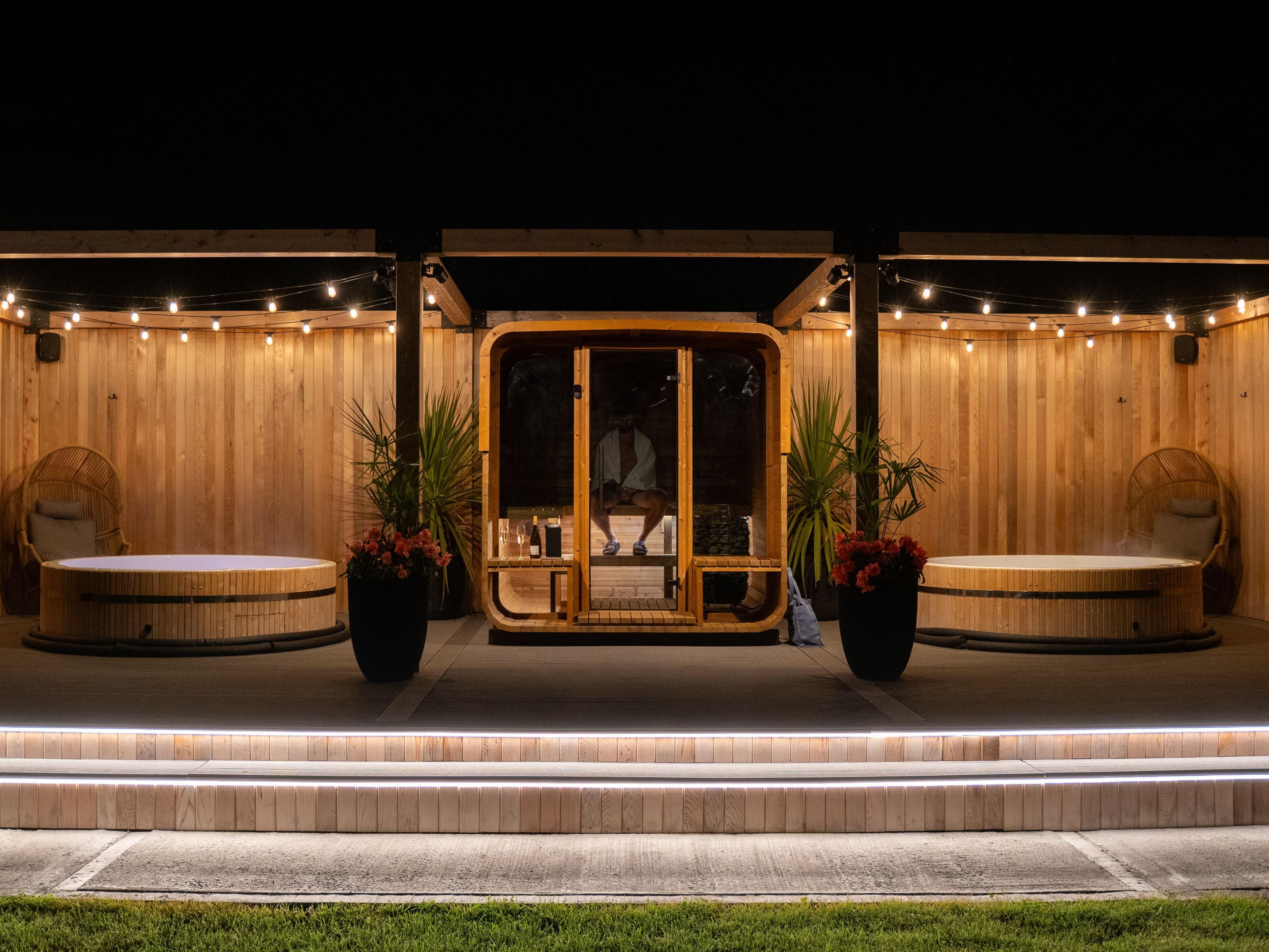 Descubra nosso spa ao ar livre, The Deck. Relaxe e recarregue as energias com IHG One Rewards Access total ao The Deck — com banheira de hidromassagem, Sauna e bebidas de cortesia — exclusivamente para nossos hóspedes. Vai ficar no fim de semana? Eleve sua experiência com tratamentos de spa indulgentes no quarto para o máximo de relaxamento. 