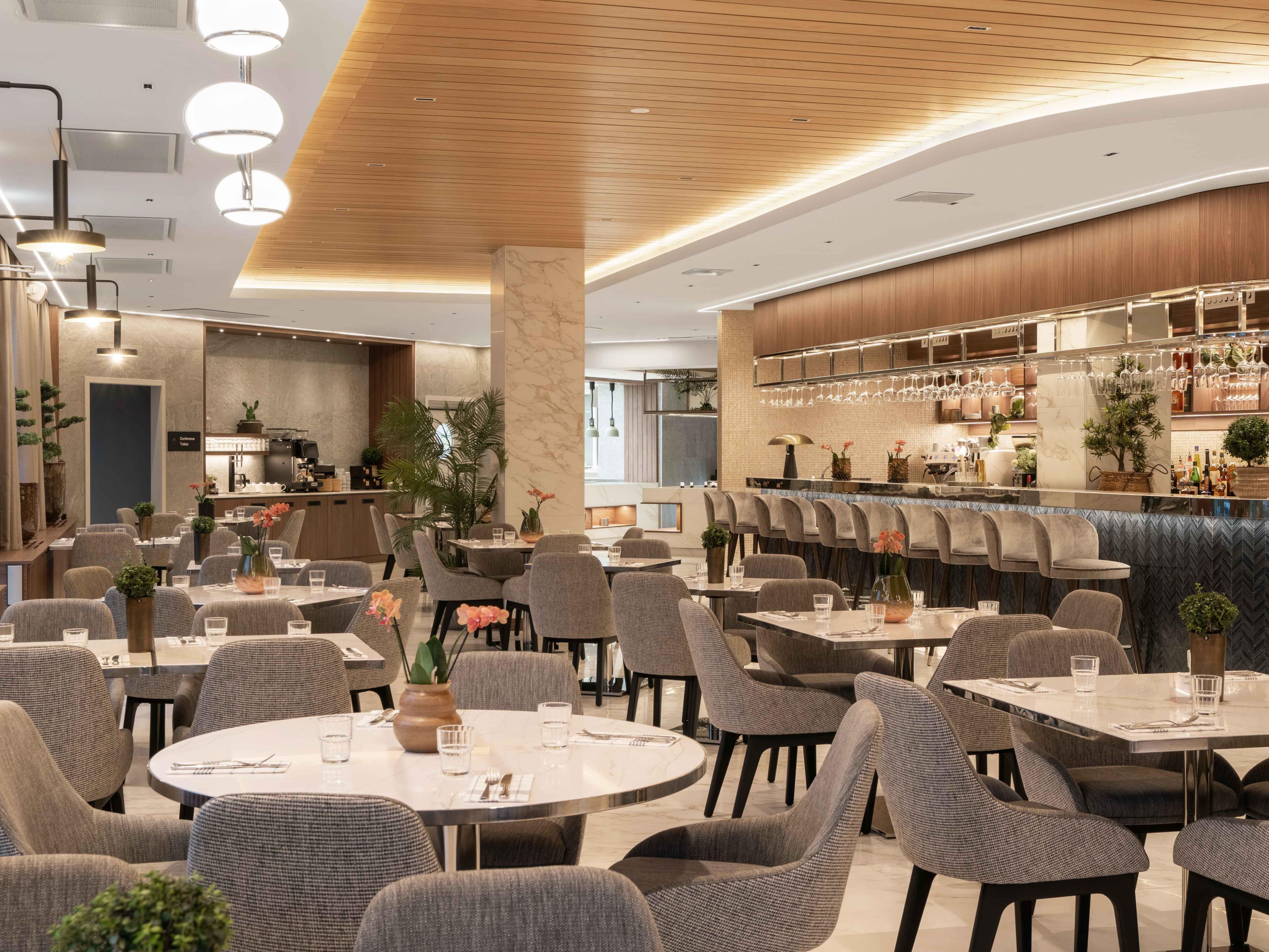 The Eatery Garden offers all-day dining with a modern twist on Mediterranean-inspired dishes. Enjoy a menu blending Pan-European flavours with Nordic flair, perfect for business lunches, family dinners, or evening cocktails. Relax in a welcoming setting ideal for any dining occasion.