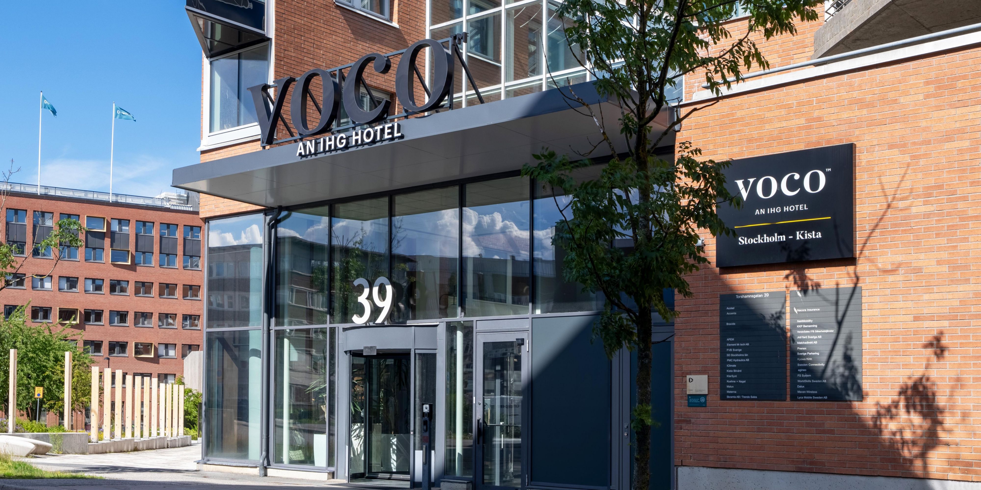 Conveniently situated between Arlanda Airport and central Stockholm, our hotel location offers the perfect balance for travellers. With excellent public transport connections, guests can easily reach the city center while also benefiting from direct routes to the airport. 