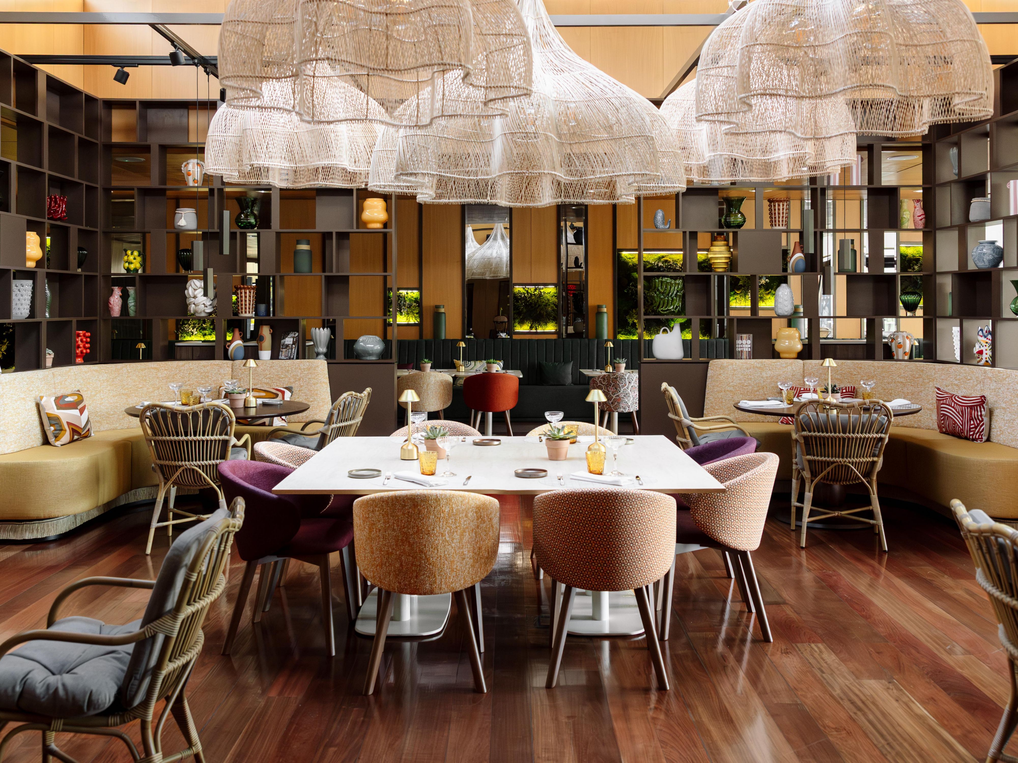 Indulge in modern Catalan cuisine at Villa Monda, where every dish invites you on a culinary journey. Located within our lush courtyard, it’s perfect for delightful brunches and romantic dinners under the stars. For a more casual experience, enjoy tapas and cocktails at the VOCO Bar, conveniently situated next to the lobby in a chic and relaxed set