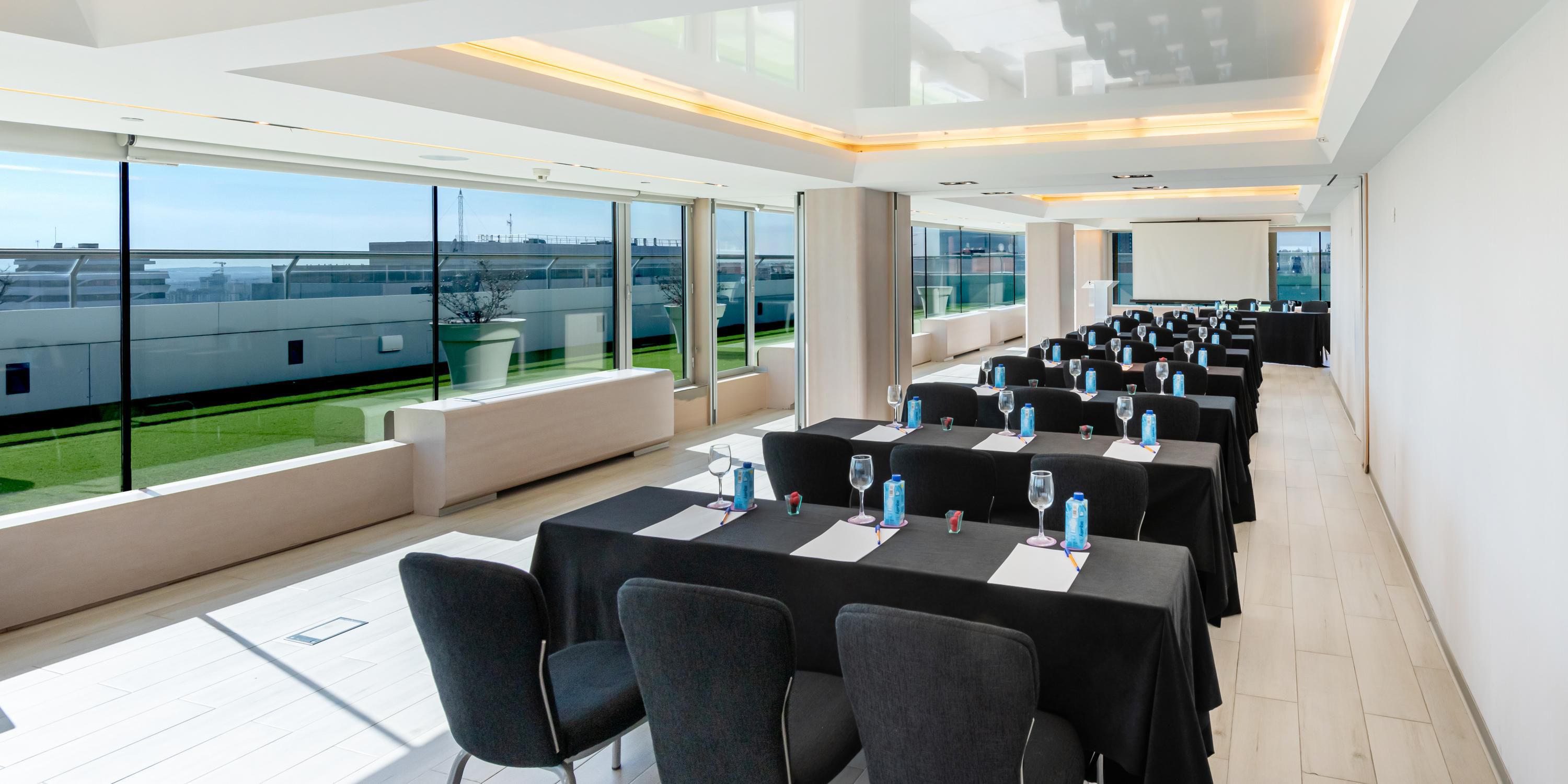Our hotel has a private rooftop on the 12th floor 
with an incredible view of the city and the parks 
surrounding the hotel.
With access to the roof, our NYC room with glass 
from top to bottom, will bring light and height to 
your events !
You will feel like you are in a unique and intimate.