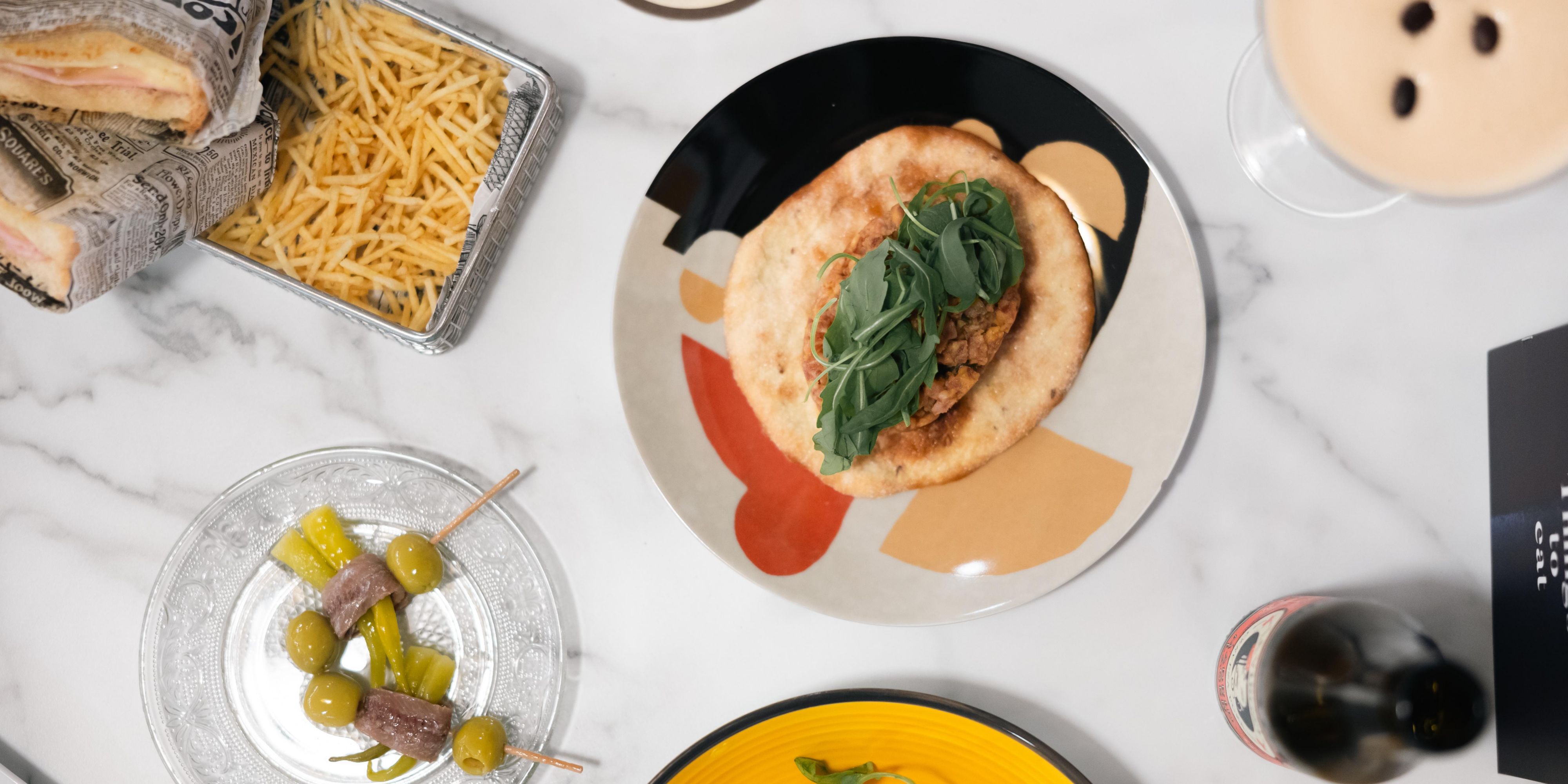 Savourez le meilleur de la cuisine espagnole avec une touche de modernité dans notre restaurant principal, au cœur de notre jardin de 1 200 m². Ne manquez pas non plus de goûter à nos délicieux tapas et cocktails dans notre bar lounge. Venez découvrir le mélange parfait de délices culinaires et d'un cadre élégant.
