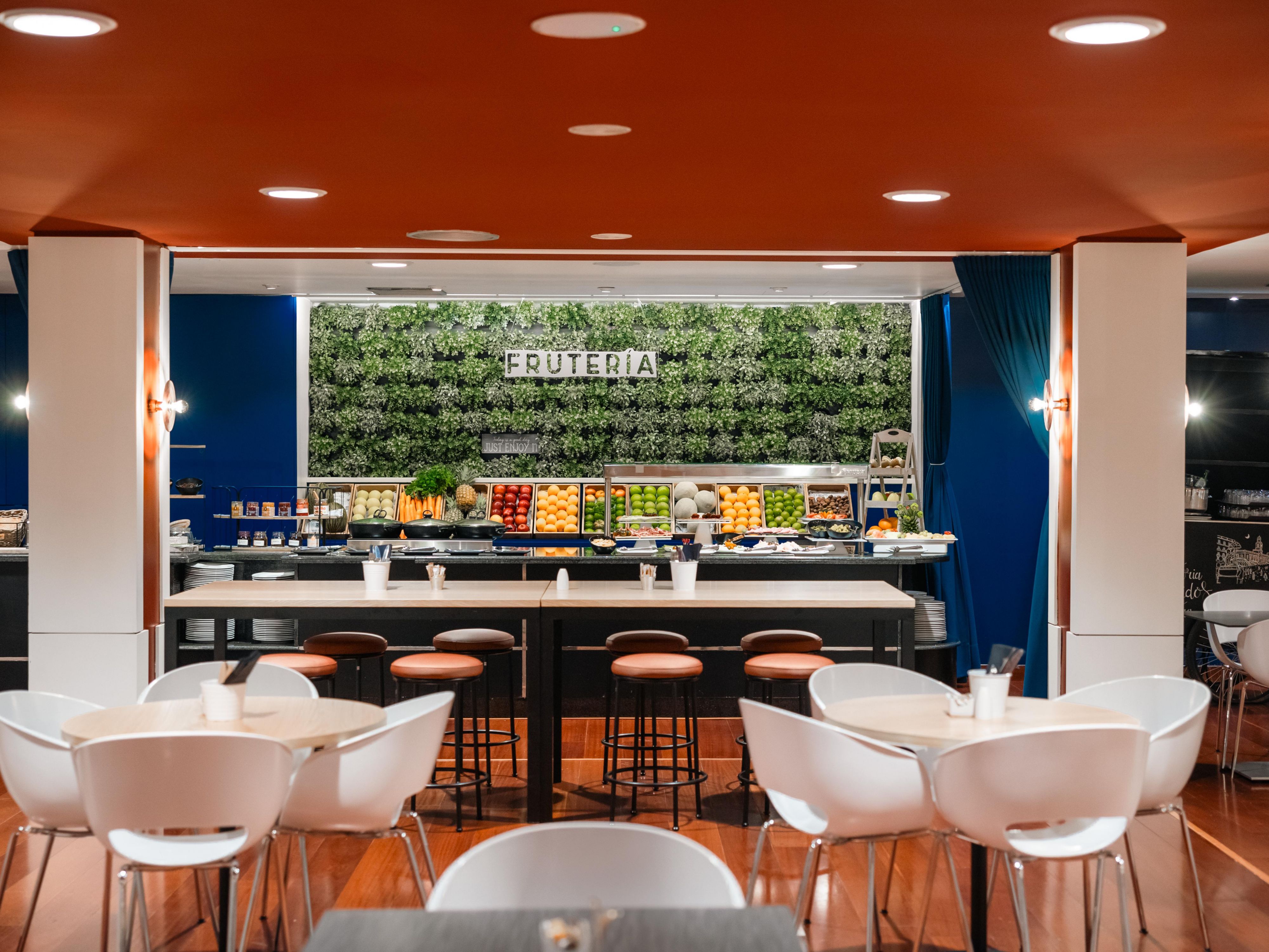 Indulge in modern Spanish cuisine at our The Garden restaurant, where traditional tapas meet innovative cocktails. Located within our lush courtyard, it’s perfect for delicious brunches and romantic dinners under the stars. For a more casual experience, visit our chic bar lounge, conveniently next to the lobby.