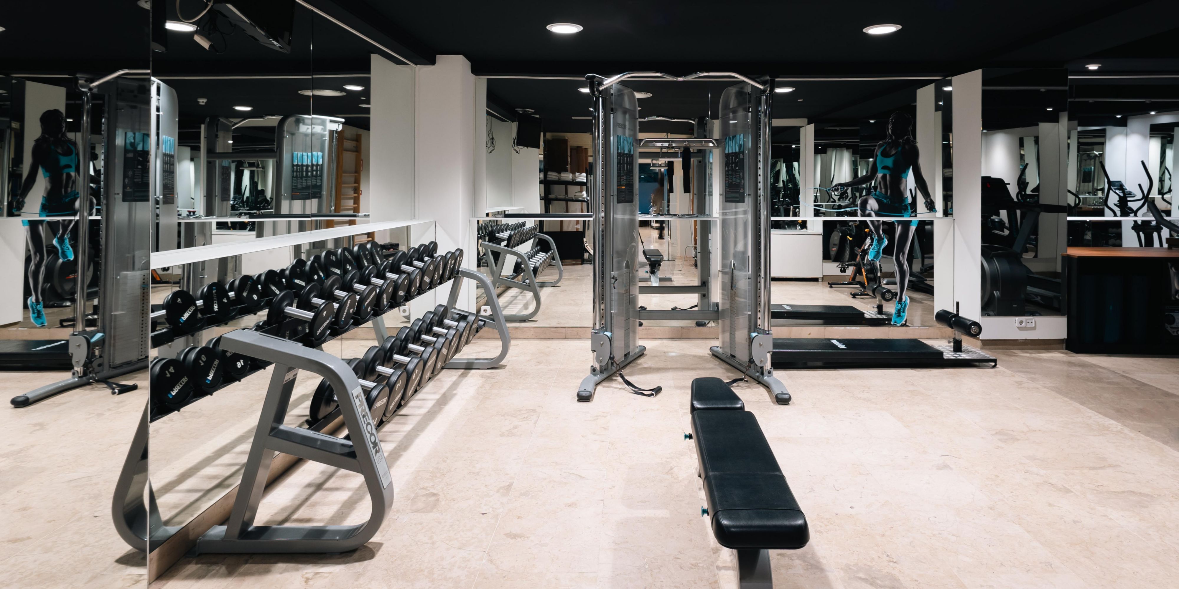 Dans notre hôtel, nous savons à quel point il est important de rester actif pendant les voyages. C'est pourquoi nous proposons une salle de sport disponible 24 h/24 et 7 j/7 pour les amateurs de sport. Que vous souhaitiez poursuivre vos habitudes sportives ou simplement rester actif pendant votre séjour, nous avons tout ce qu'il vous faut.