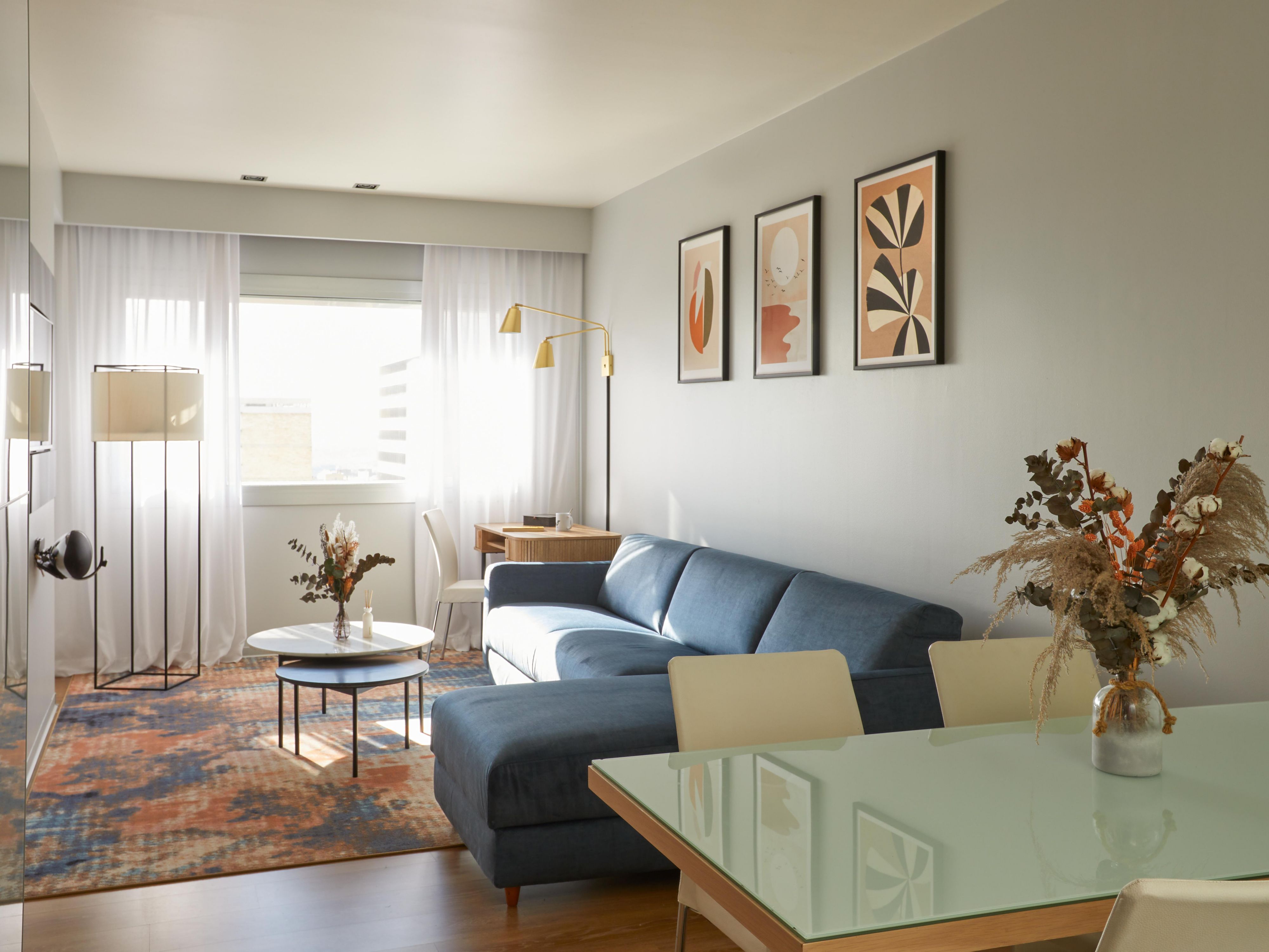 현대적인 디자인과 밝은 색상으로 꾸며진 객실