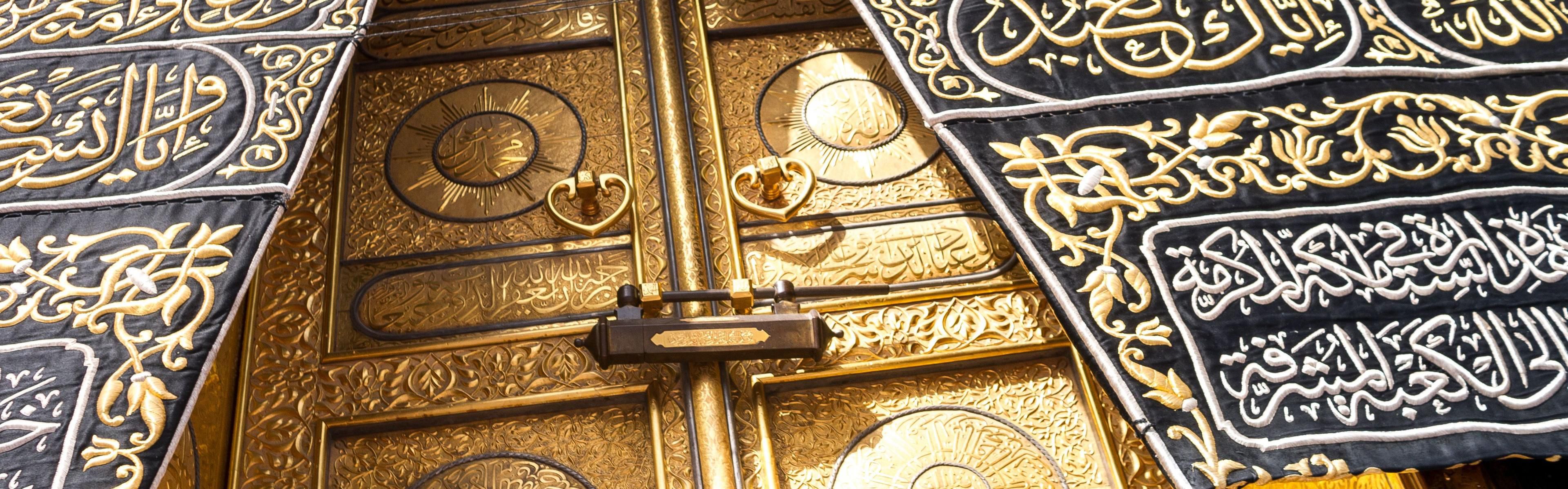 성원 알 하람(Masjid Al Haram)의 중심부에 위치한 성스러운 카바(Kaaba)