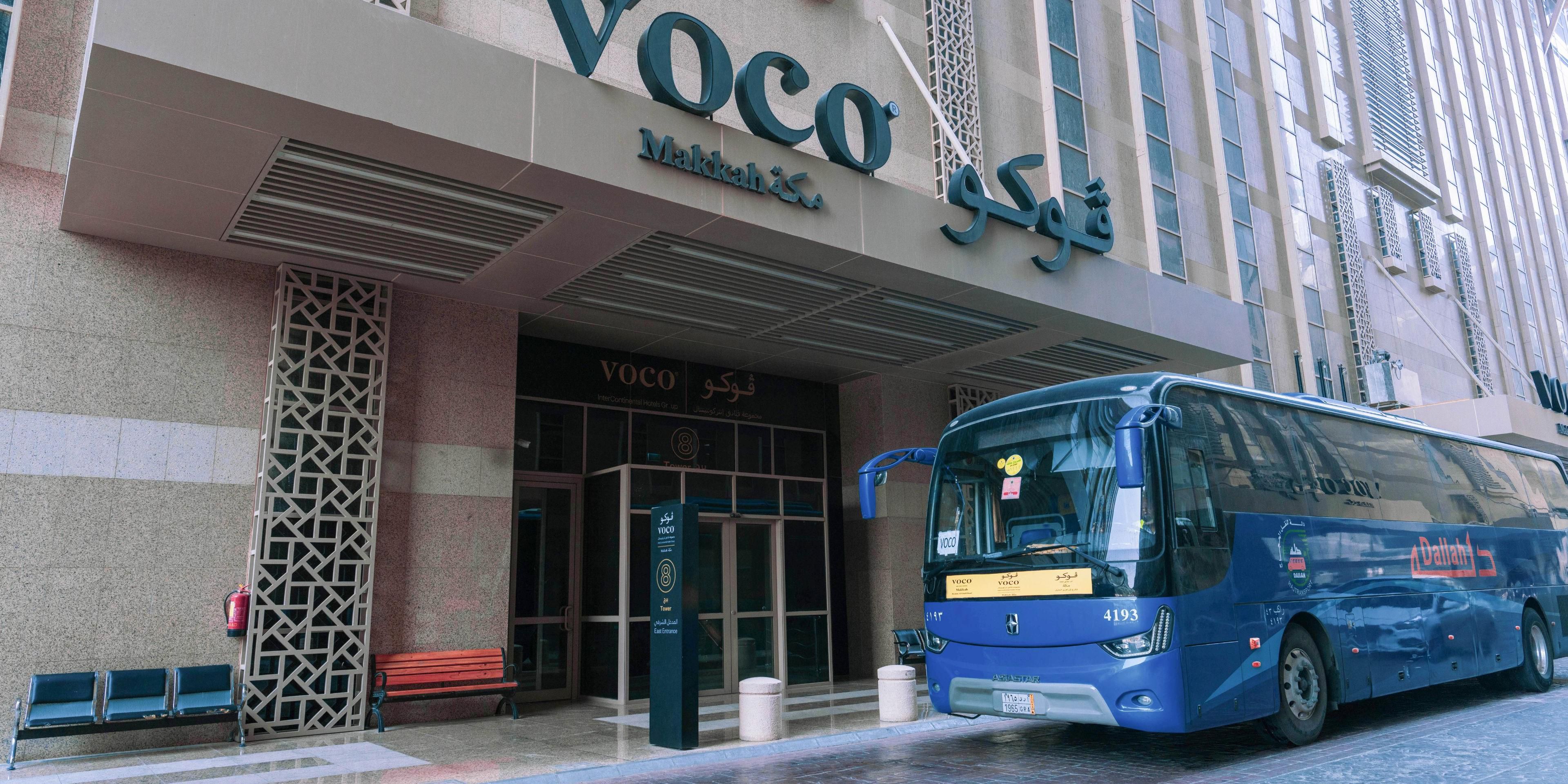 Kami menyediakan layanan bus antar jemput gratis 24 jam, sehingga Anda dapat menuju Masjid Al Haram dengan mudah. Setiap bus dilengkapi dengan AC untuk membuat Anda tetap sejuk, kursi yang nyaman untuk membuat perjalanan Anda nyaman, dan pengemudi yang berkualifikasi untuk memastikan keamanan dan ketenangan Anda.