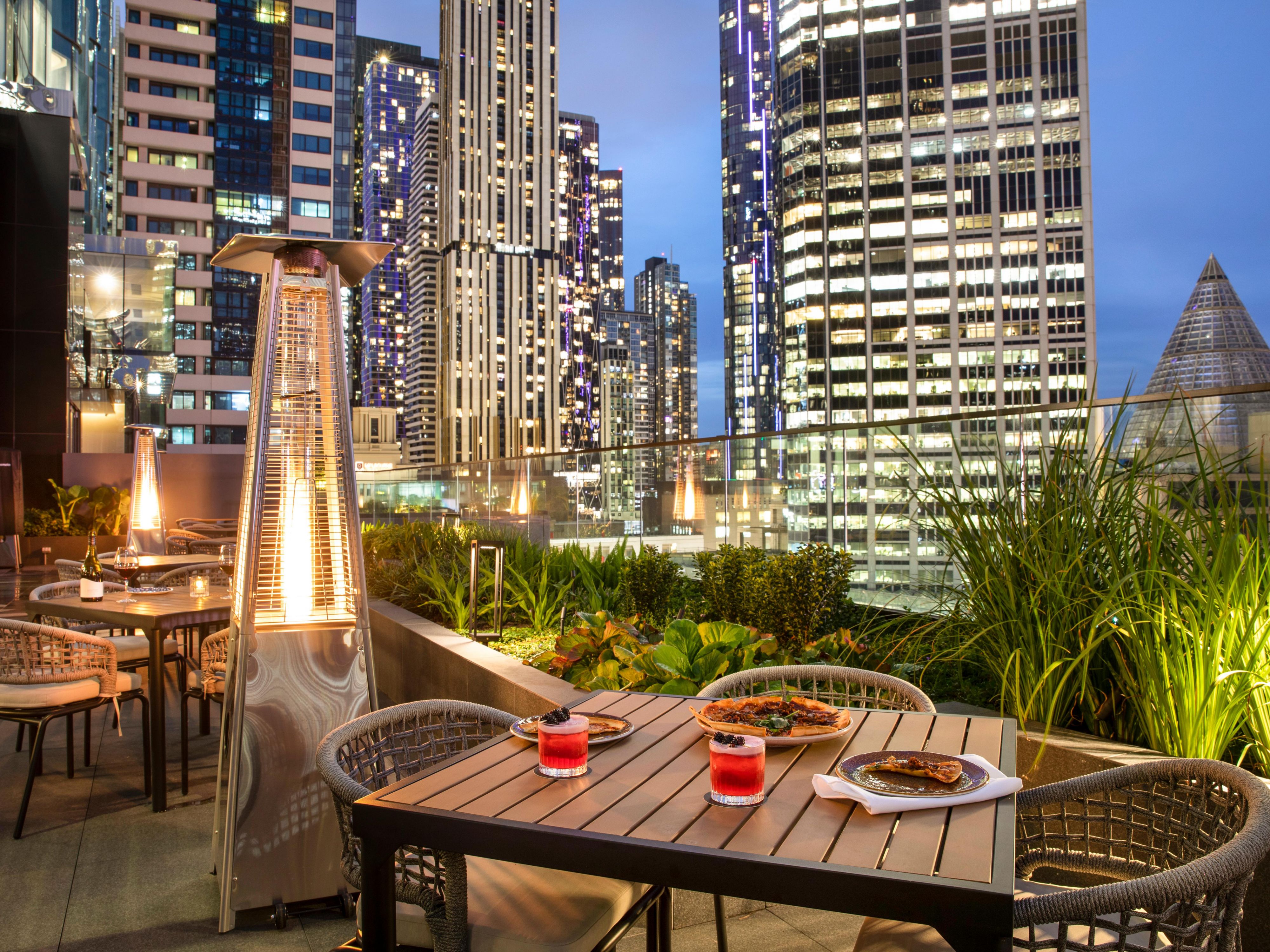 Harta karun dengan pemandangan terbaik Melbourne. Blacksmith Bar mengundang Anda untuk mencicipi anggur lokal dan dunia lama, minuman beralkohol, bir di keran, dan koktail lezat kami.