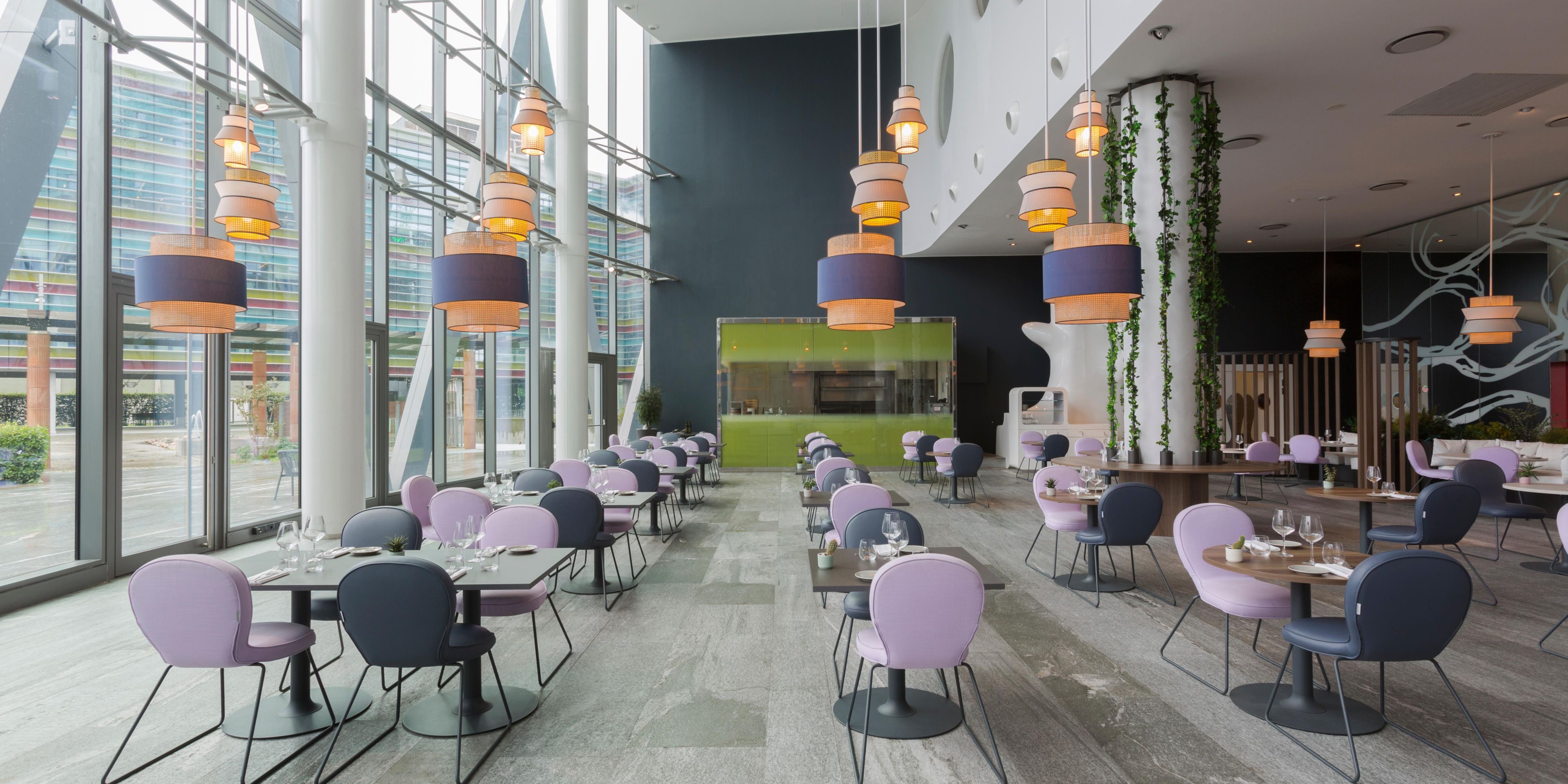 Recalling a beautiful leafy garden, our restaurant will help you experience well-being, both from the inside and on the outside. Fresh, local, and lightly handled proposals are what distinguish us, together with the desire to involve and entertain guests with our large grill for show cooking.