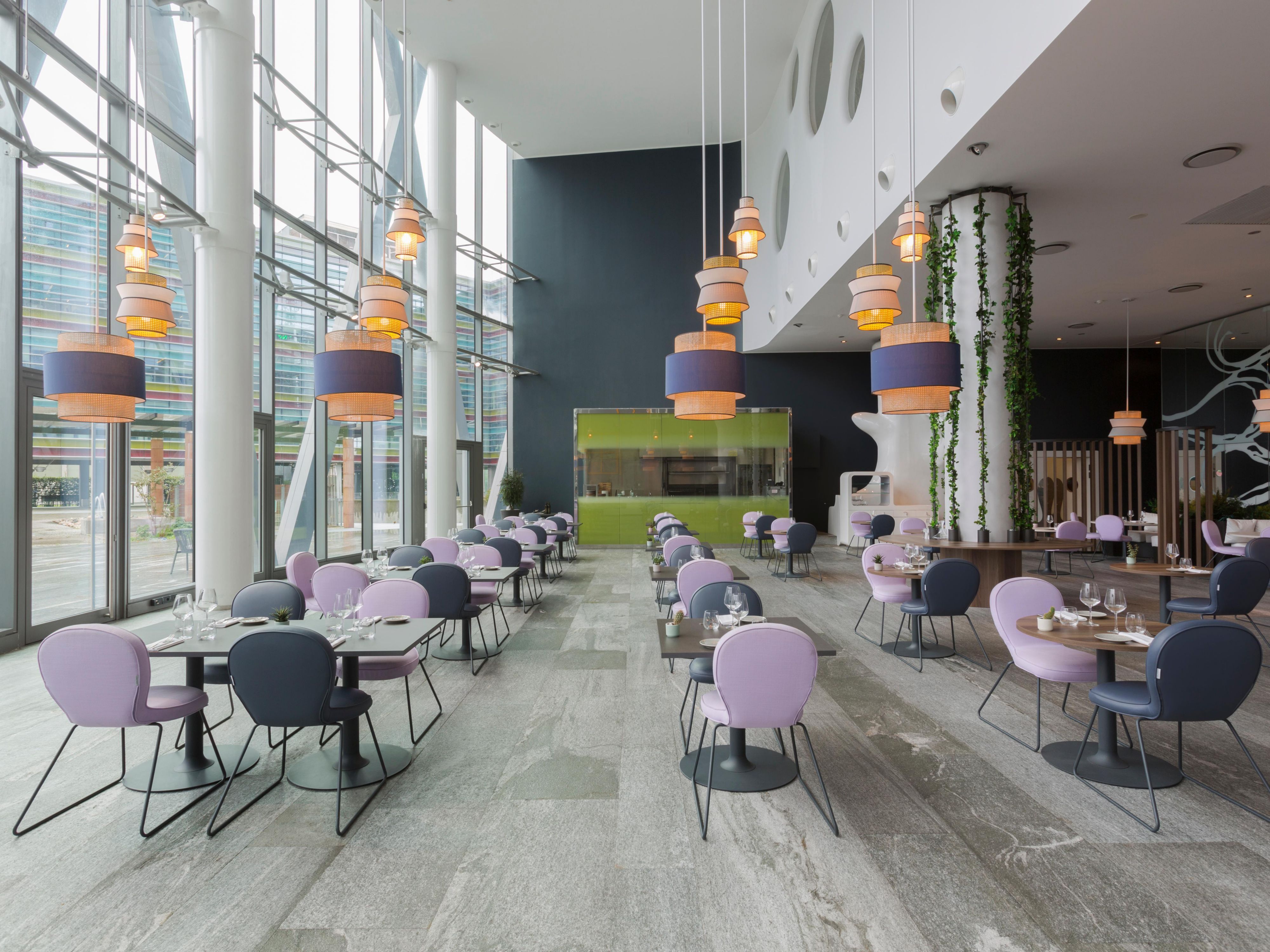 Recalling a beautiful leafy garden, our restaurant will help you experience well-being, both from the inside and on the outside. Fresh, local, and lightly handled proposals are what distinguish us, together with the desire to involve and entertain guests with our large grill for show cooking.