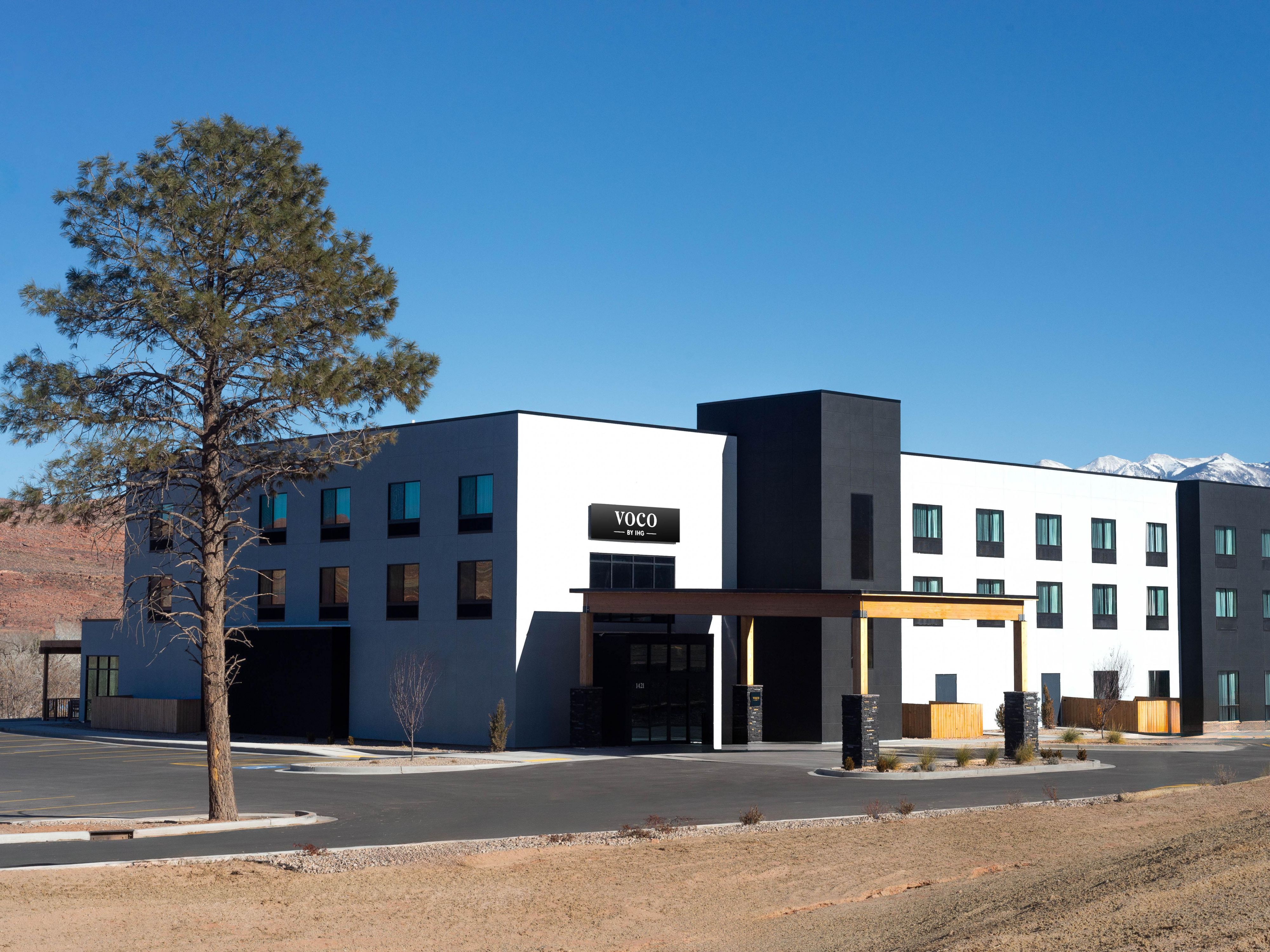 Desde una atractiva piscina cubierta y jacuzzi hasta ropa de cama de primera calidad y Wi-Fi gratuito, voco Moab está diseñado pensando en su comodidad. Disfrute de vistas a la montaña, un gimnasio 24/7 y convenientes servicios en la habitación, como cafeteras La Colombe y mini refrigeradores. Ya sea que esté aquí para vivir una aventura o relajarse, cubrimos los pequeños detalles.