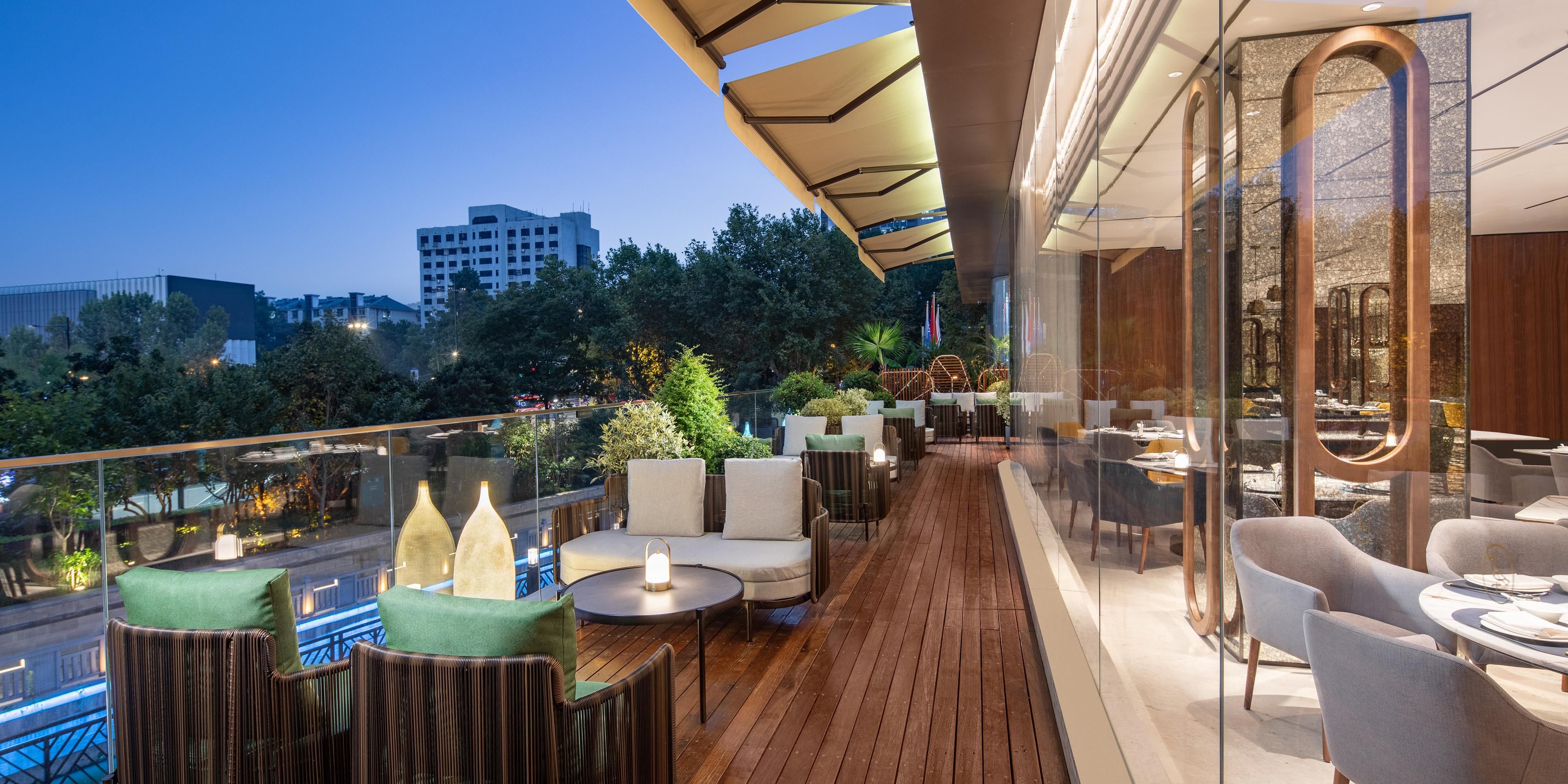 Two restaurants make your 'voco® Life' enjoyable. The All Day Dining located in the 2F with an outdoor terrace,  providing the international cuisines. There are six private rooms with attractive city views. This includes a singular private room with an open terrace that will add to the pleasure of your dining.