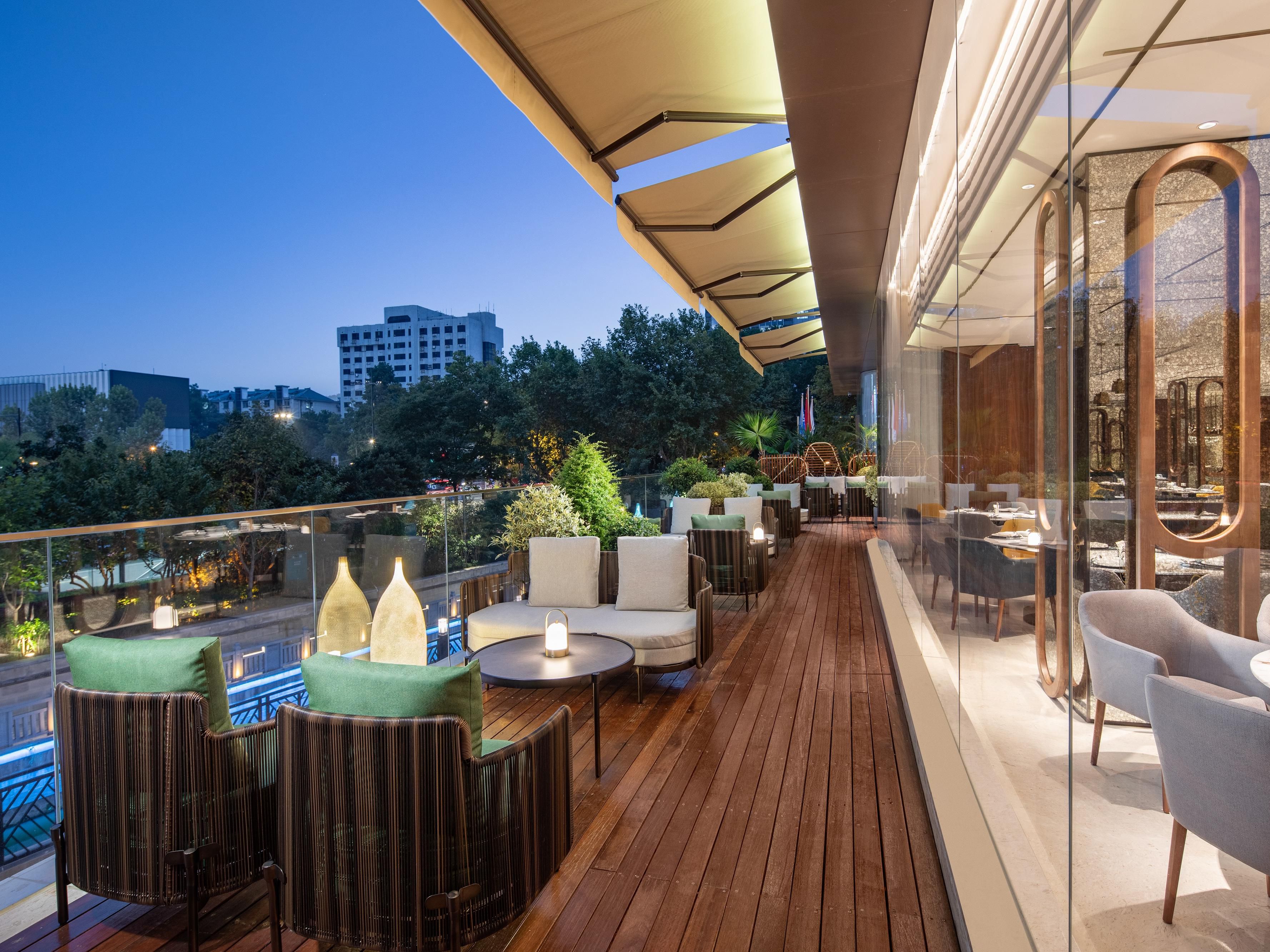 Two restaurants make your 'voco® Life' enjoyable. The All Day Dining located in the 2F with an outdoor terrace,  providing the international cuisines. There are six private rooms with attractive city views. This includes a singular private room with an open terrace that will add to the pleasure of your dining.