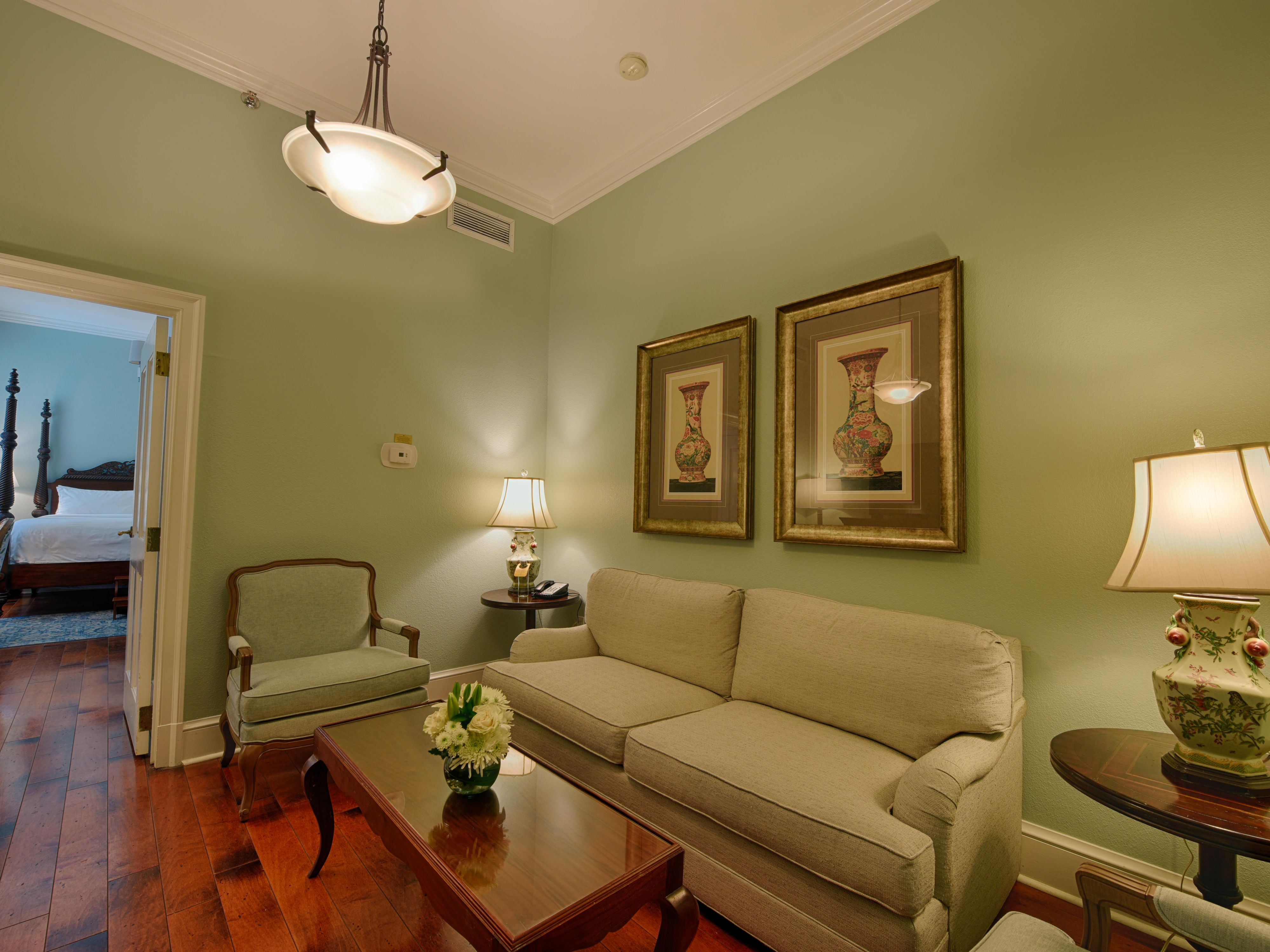 Relax in voco St. James Hotel’s spacious suites, designed for comfort and style. Perfect for travelers seeking extra space and luxury while exploring New Orleans’ rich culture and nearby French Quarter.