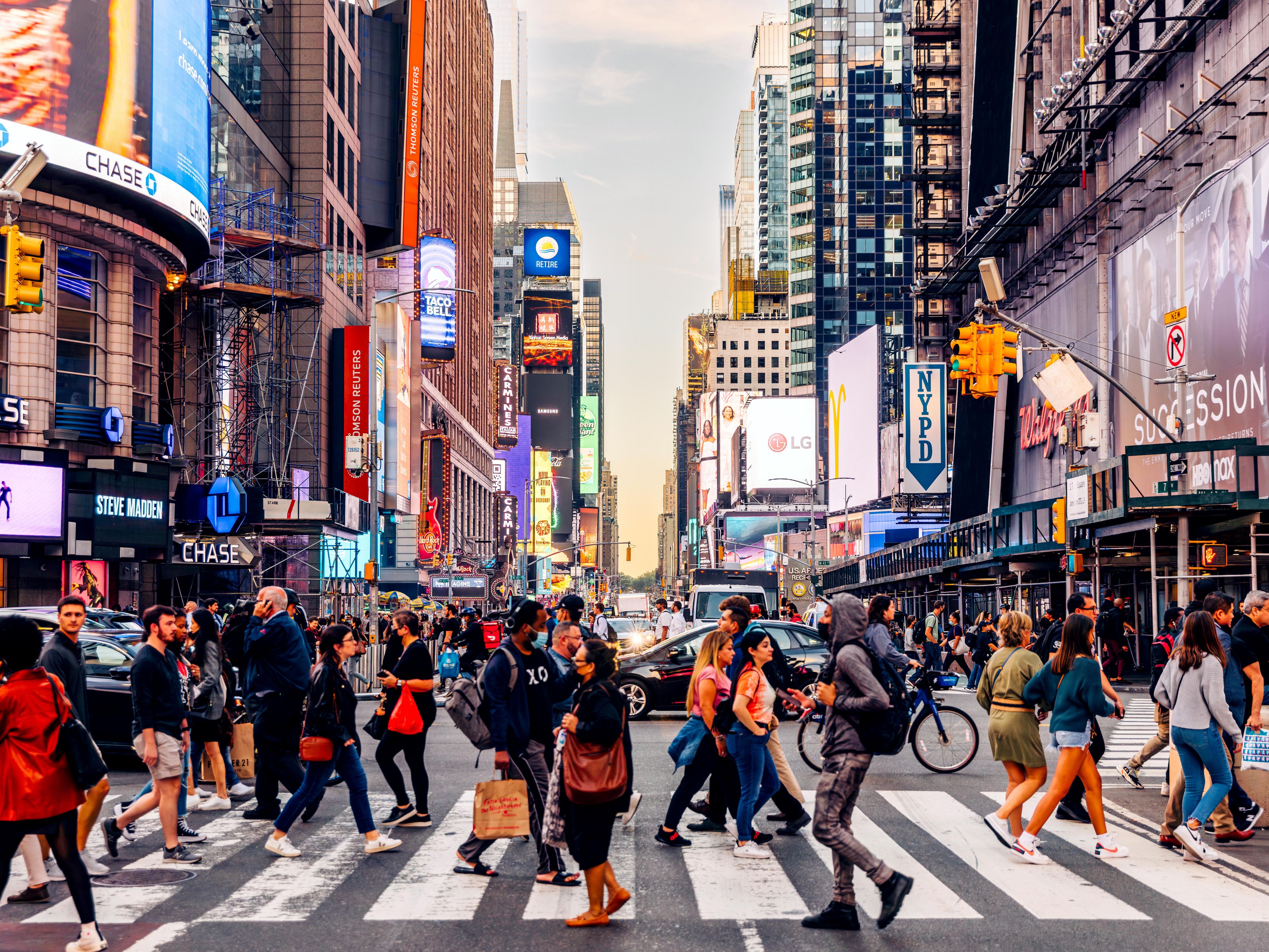 Localizado no coração de Midtown Manhattan, o voco Times Square coloca os hóspedes no centro de tudo. A poucos passos de distância, os visitantes podem explorar os mundialmente famosos teatros da Broadway, deslumbrantes outdoors digitais e lojas principais. Uma curta caminhada leva ao Bryant Park, ao Museu de Arte Moderna, ao Rockefeller Center e às luzes brilhantes do Radio CityMusic Hall.
