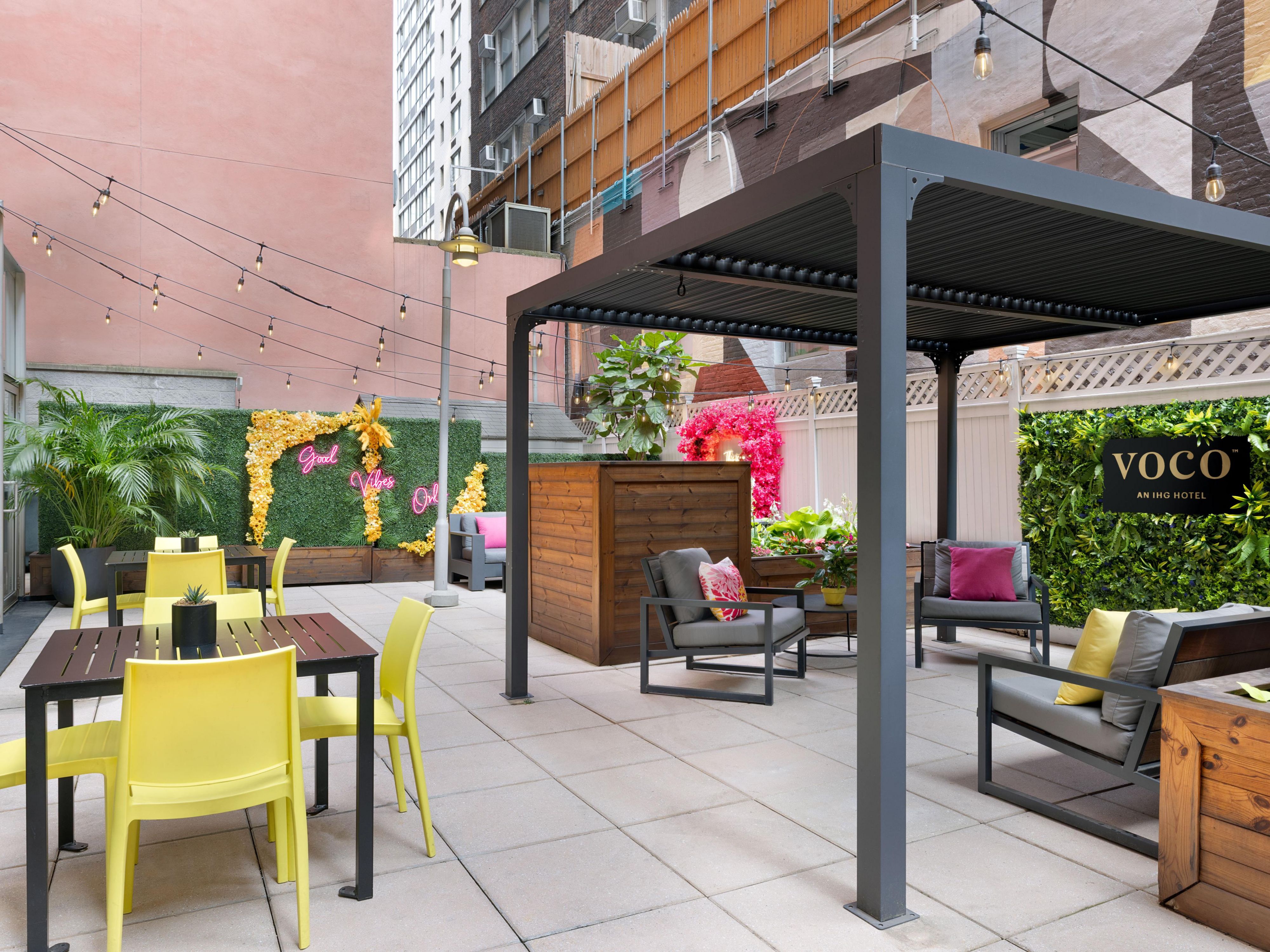 Temukan tempat makan NYC yang semarak di Finch Den Restaurant & Outdoor Patio, menyajikan masakan Amerika modern dengan bakat internasional. Dari kopi bergaya barista dan sarapan yang dibuat sesuai pesanan hingga koktail buatan tangan, anggur berkualitas, dan piring kecil, nikmati pemandangan cakrawala, bahan-bahan lokal segar, dan hidangan yang dibuat dengan ahli dari pagi hingga malam. 