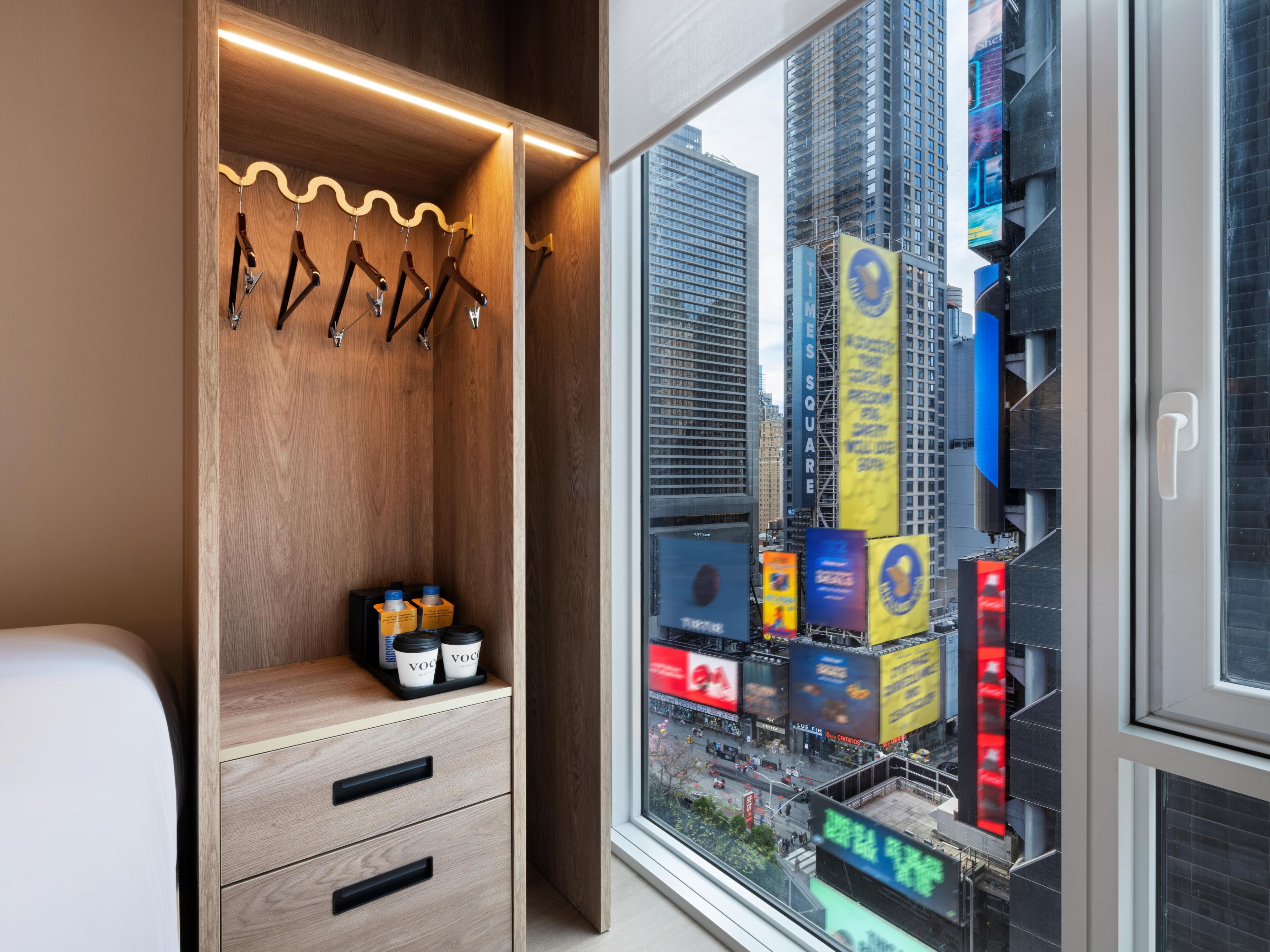 Buchen Sie ein Hotelzimmer mit Queensize-Bett und Blick auf den Times Square.