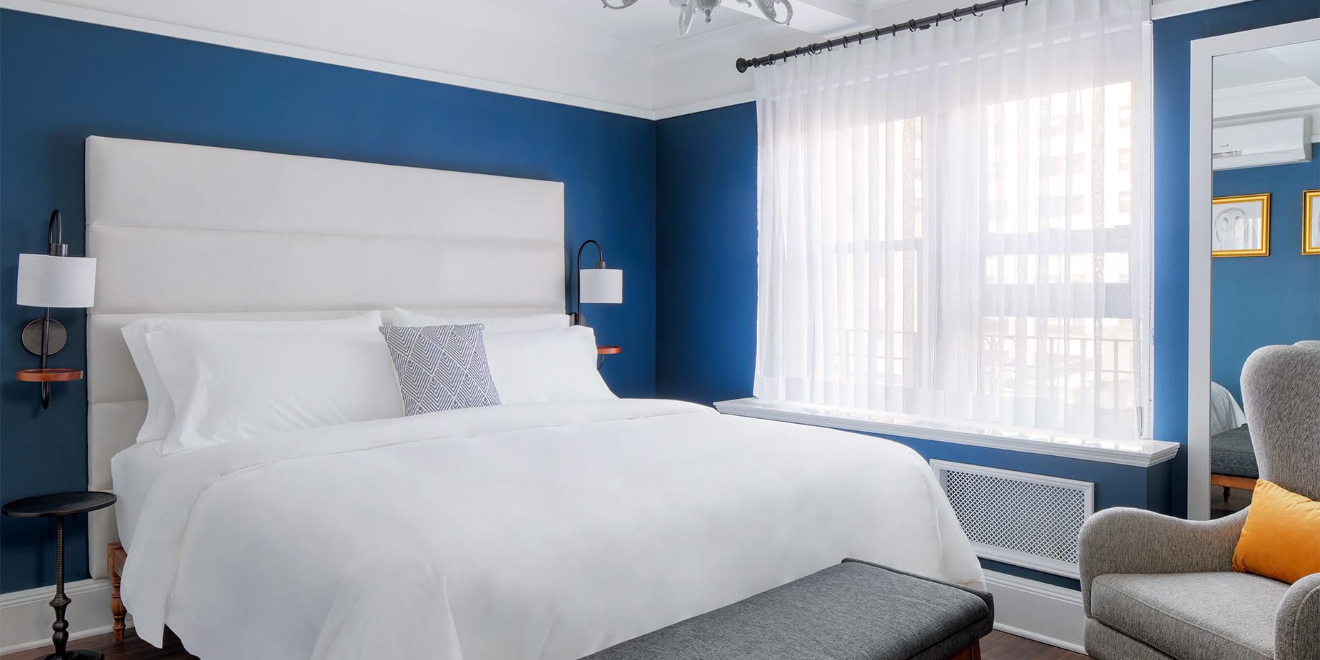 Feel at home in our spacious king studio rooms in one of Manhattan's most fashionable neighborhoods. Relax in 220 square feet of light-filled space with a plush king-sized bed, a separate sitting area, and workspace. Enjoy luxurious, pet-friendly rooms with free Wi-Fi and iconic views of the Upper East Side.