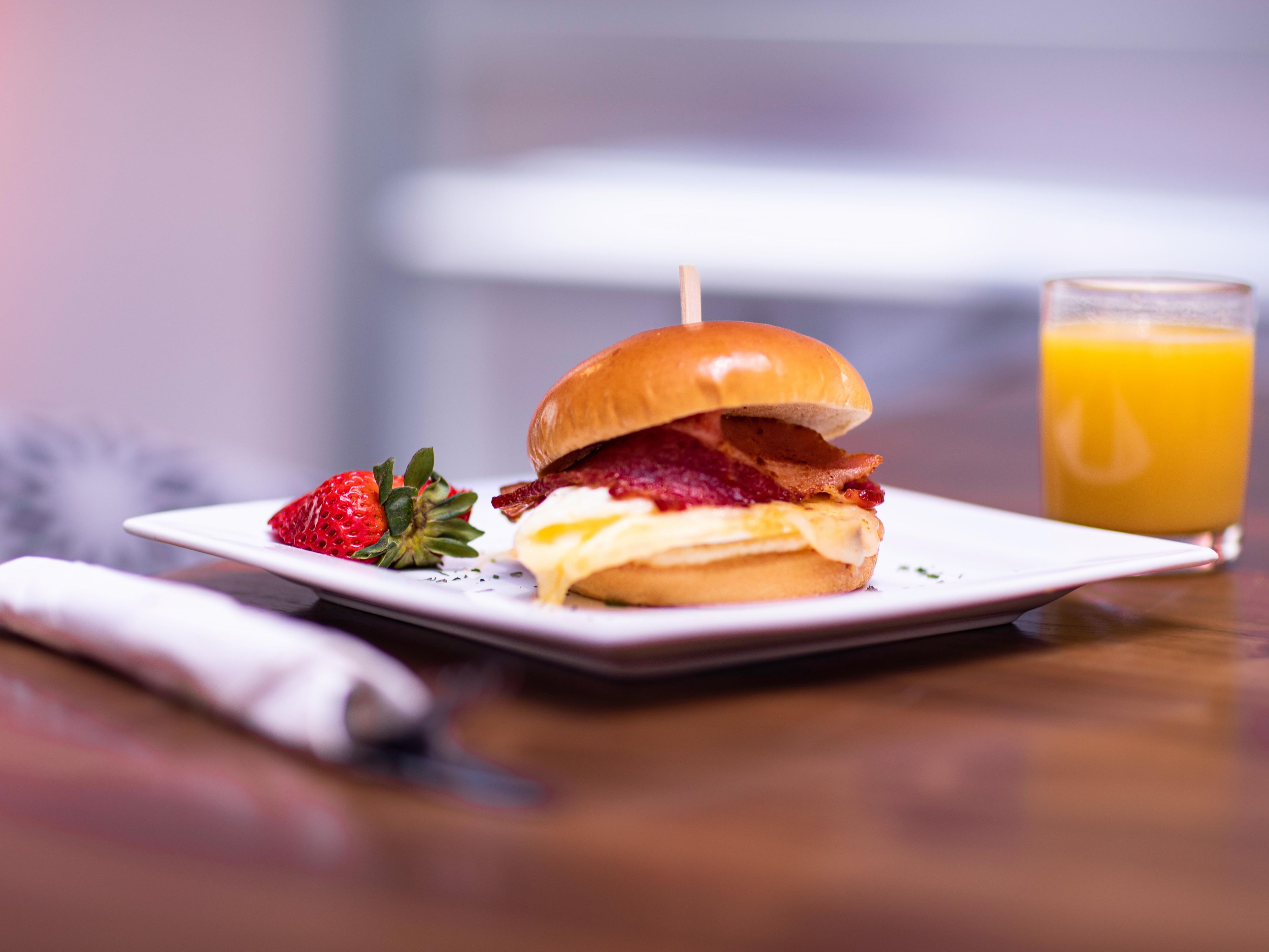 Fuel your NYC explorations with a delicious breakfast at Finches Den. Conveniently located within voco Times Square South, it offers a fresh start before heading to Times Square or Hudson Yards, saving you time and energizing your day.